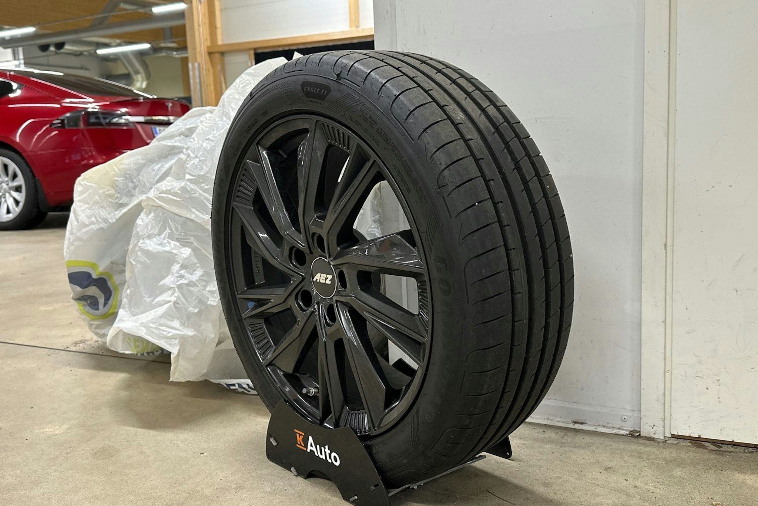 punainen Tesla Model S 2015 kuva 13.