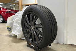 punainen Tesla Model S 2015 kuva 13.