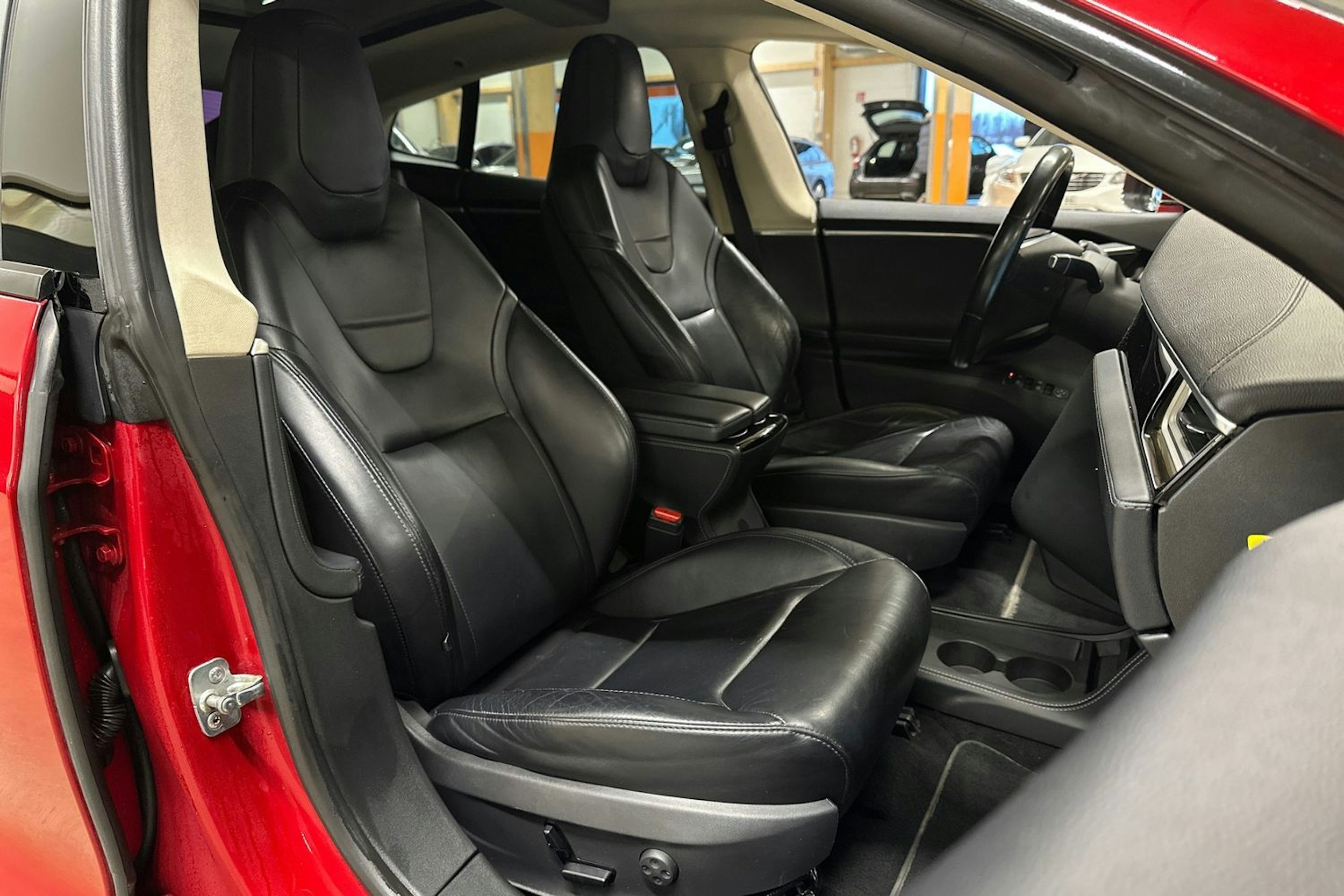 punainen Tesla Model S 2015 kuva 14.