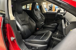 punainen Tesla Model S 2015 kuva 14.