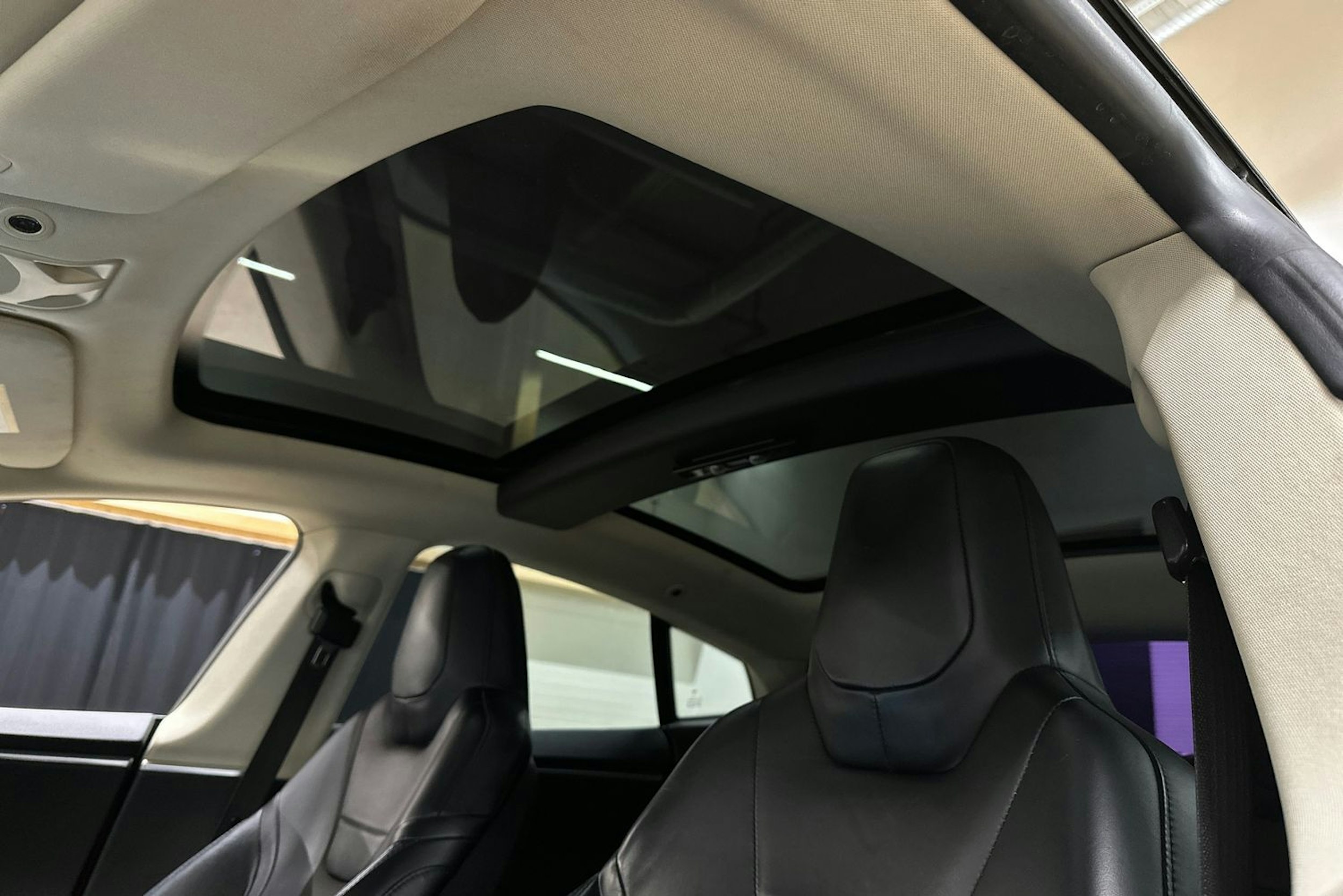 punainen Tesla Model S 2015 kuva 16.