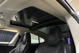 punainen Tesla Model S 2015 kuva 16.