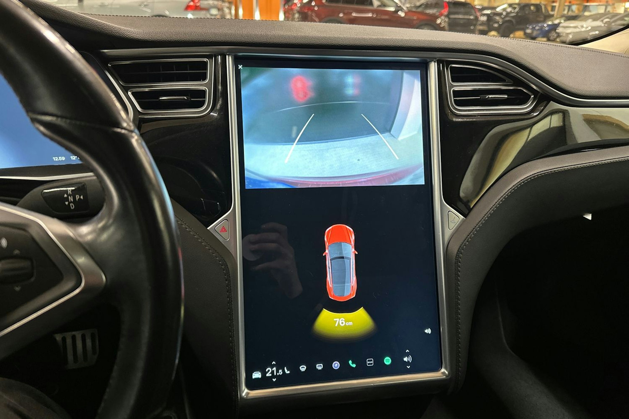 punainen Tesla Model S 2015 kuva 17.