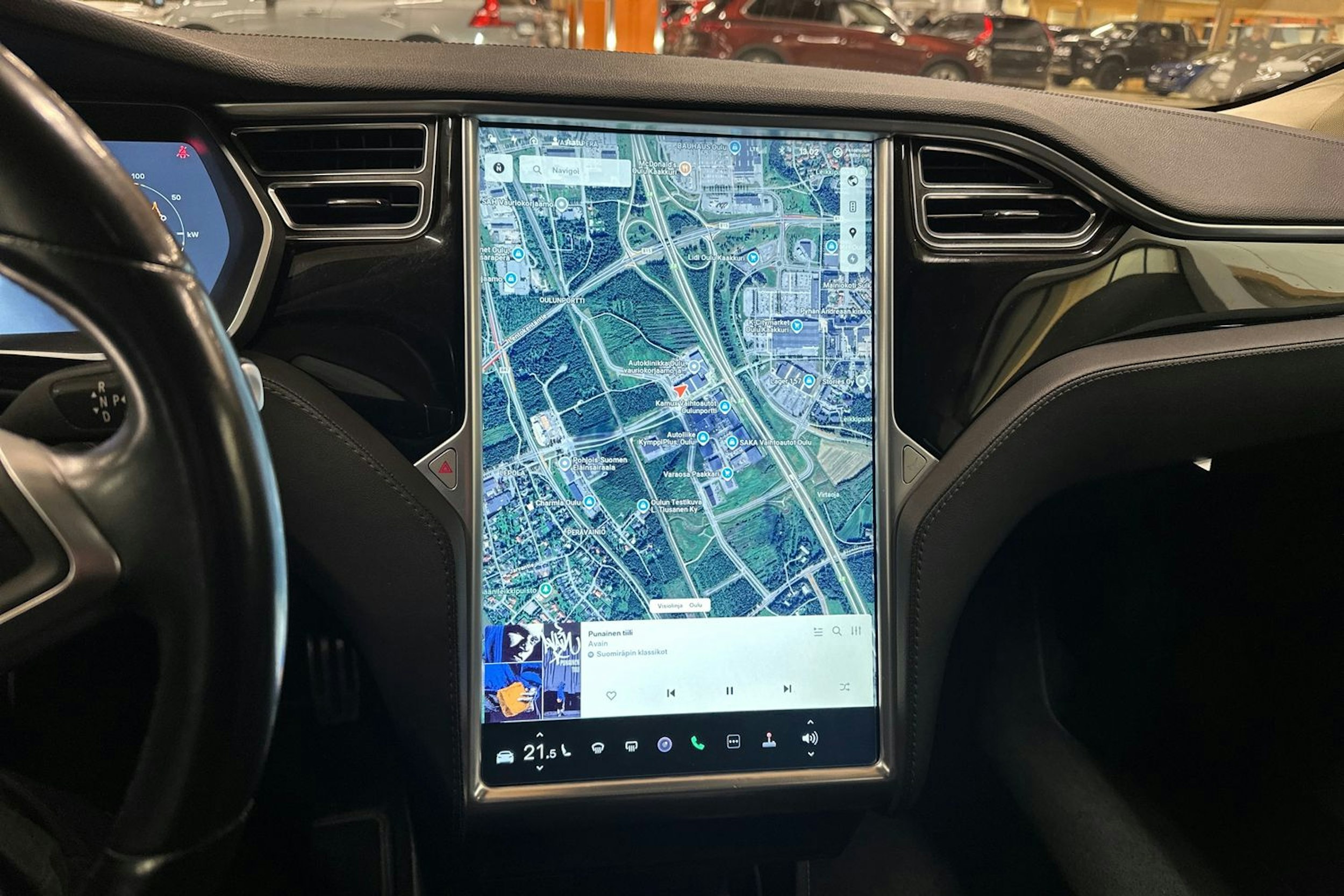 punainen Tesla Model S 2015 kuva 22.