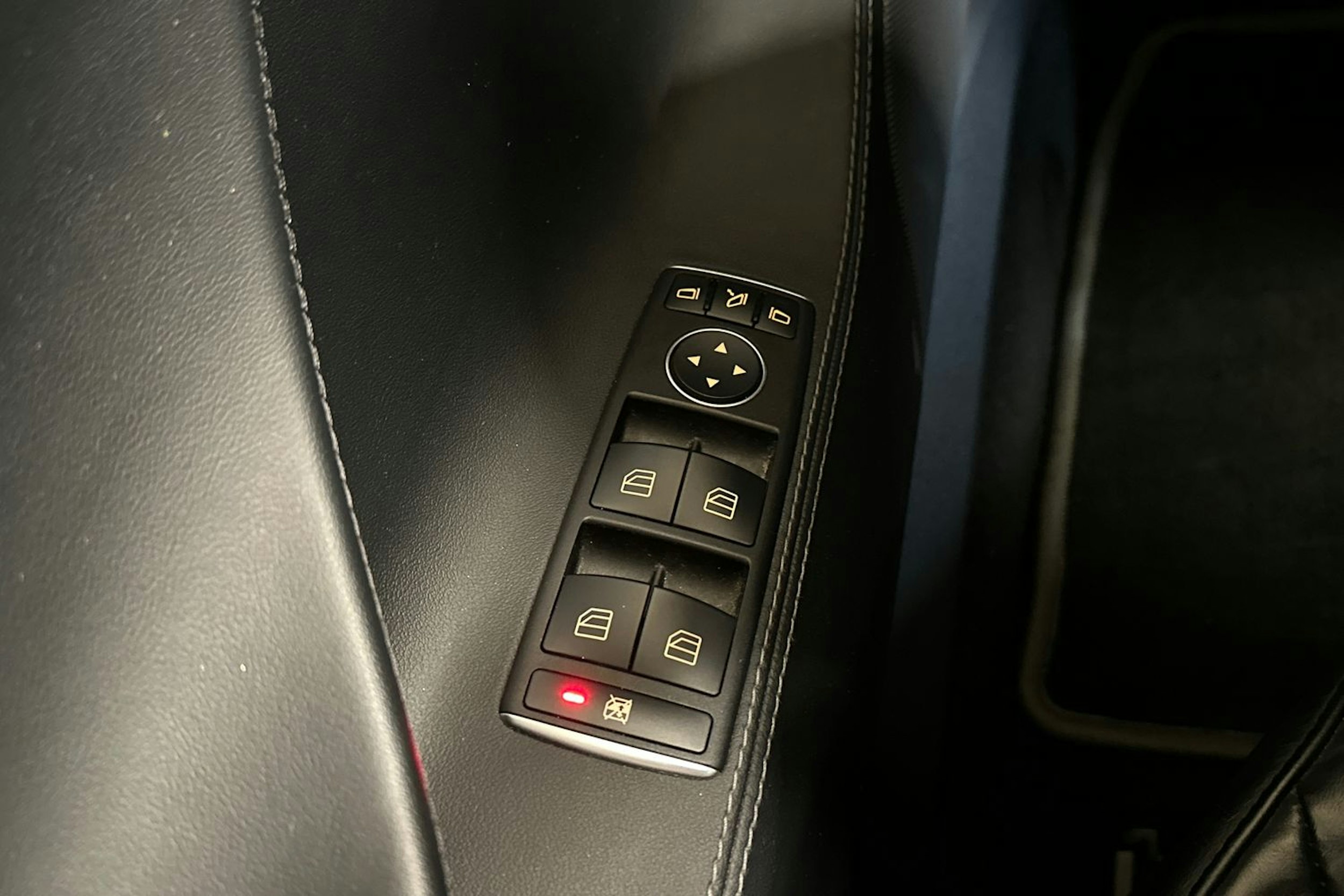 punainen Tesla Model S 2015 kuva 26.