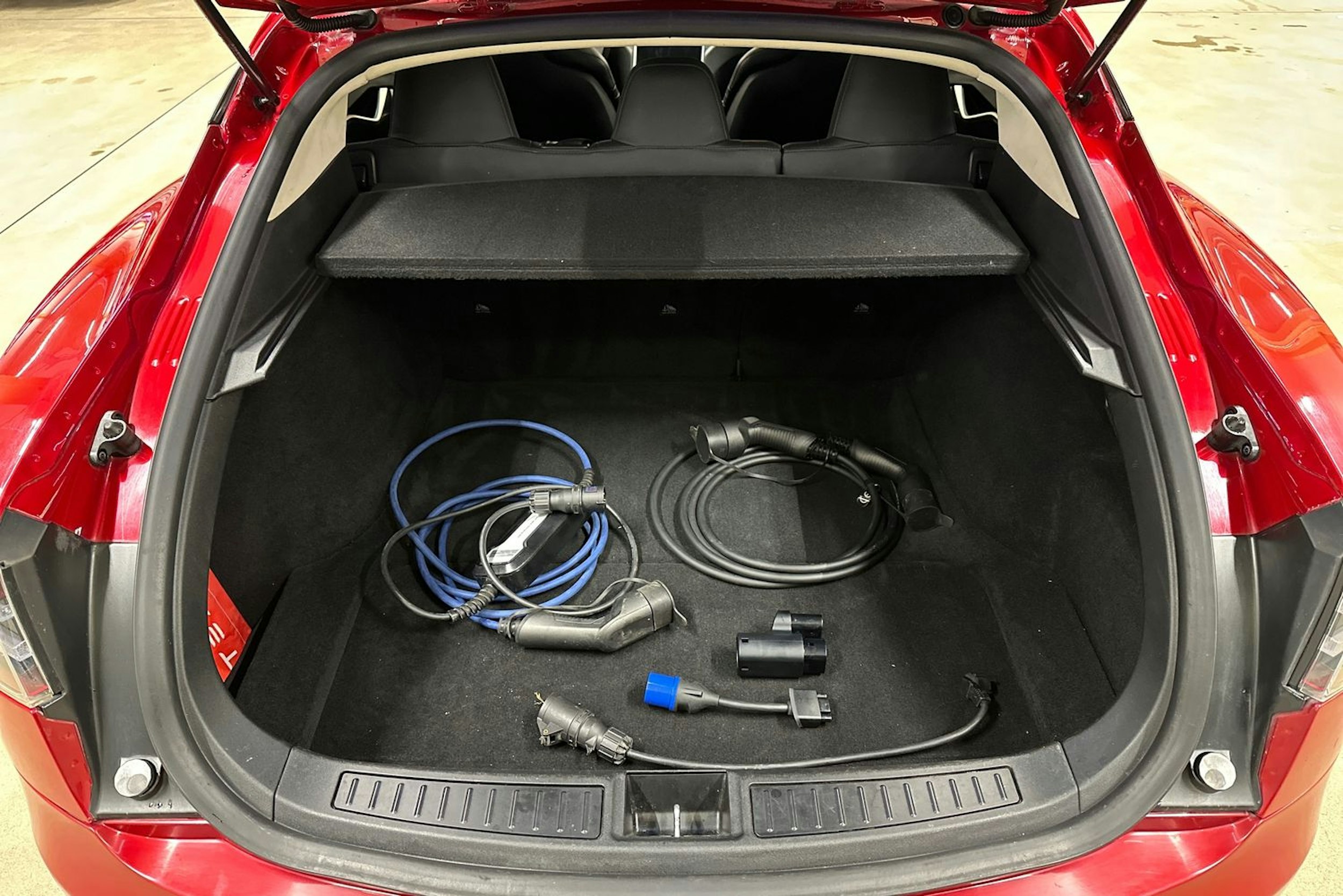 punainen Tesla Model S 2015 kuva 27.