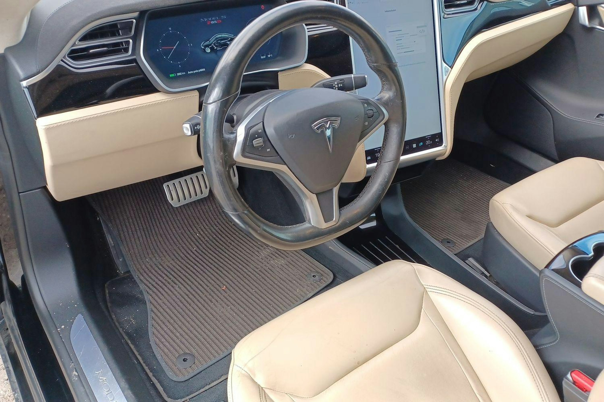 musta Tesla Model S 2015 kuva 3.
