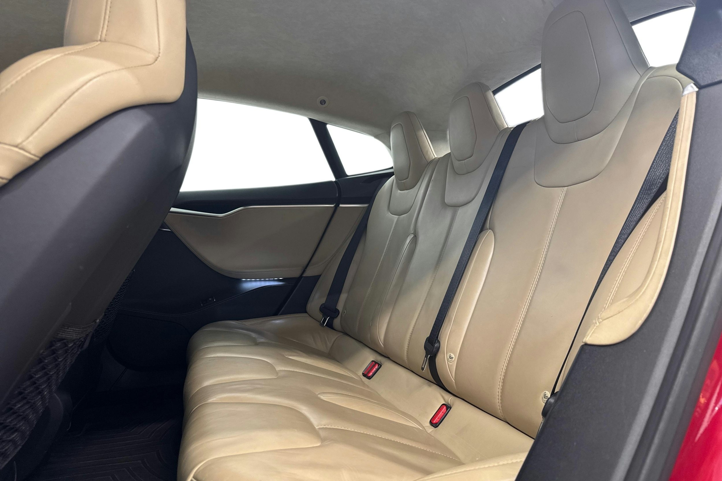 punainen Tesla Model S 2016 kuva 10.