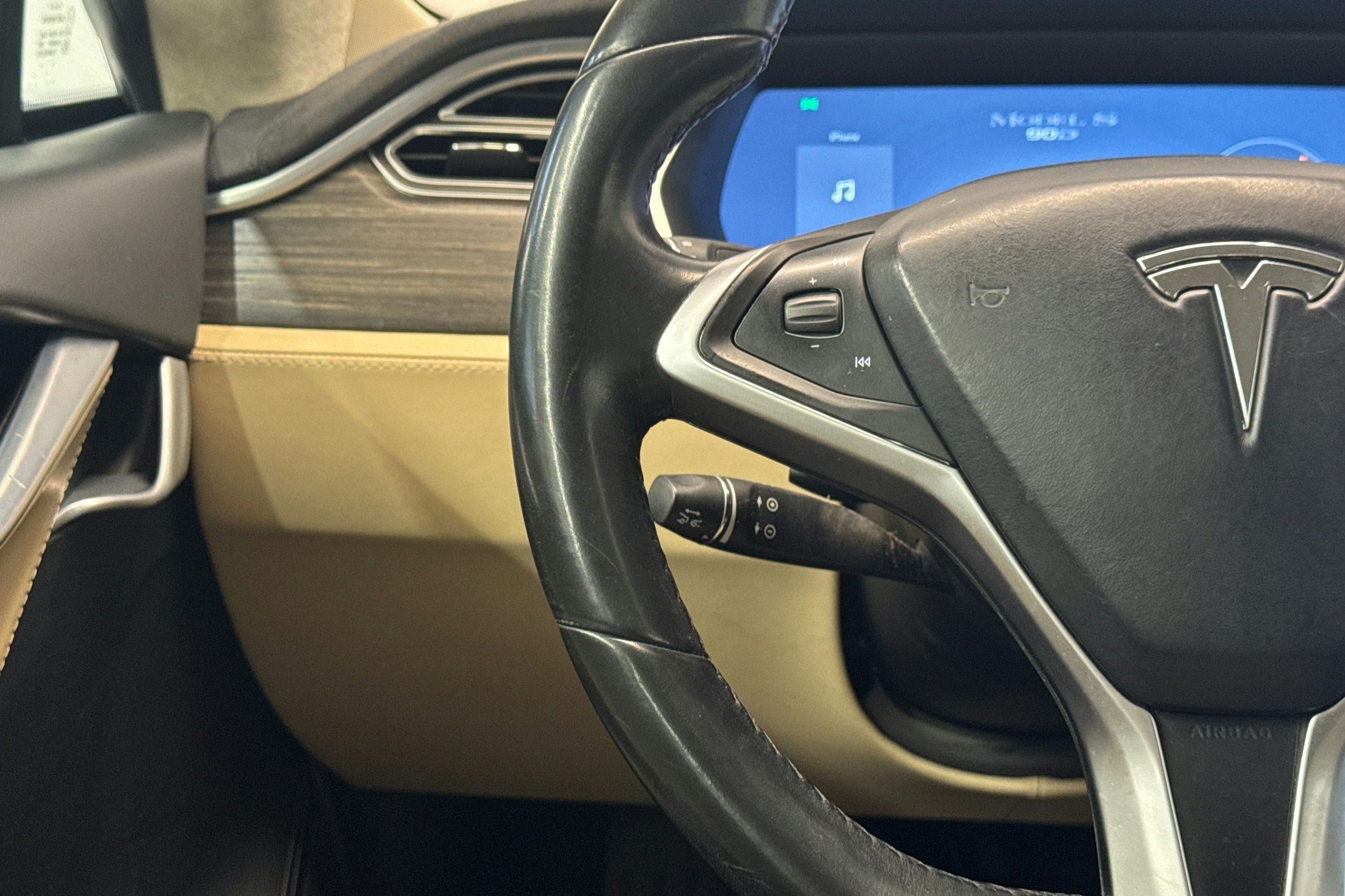 punainen Tesla Model S 2016 kuva 14.