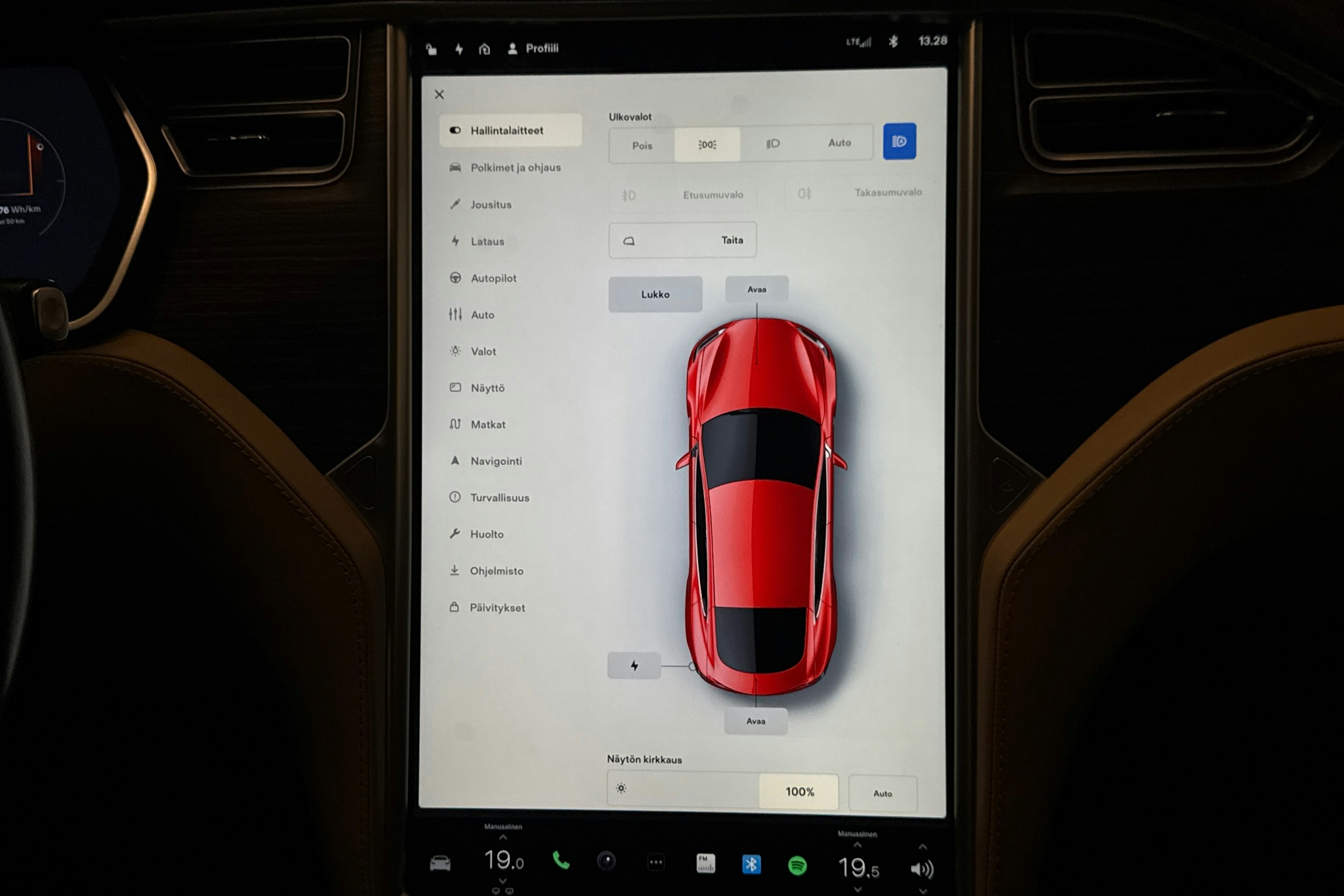 punainen Tesla Model S 2016 kuva 21.