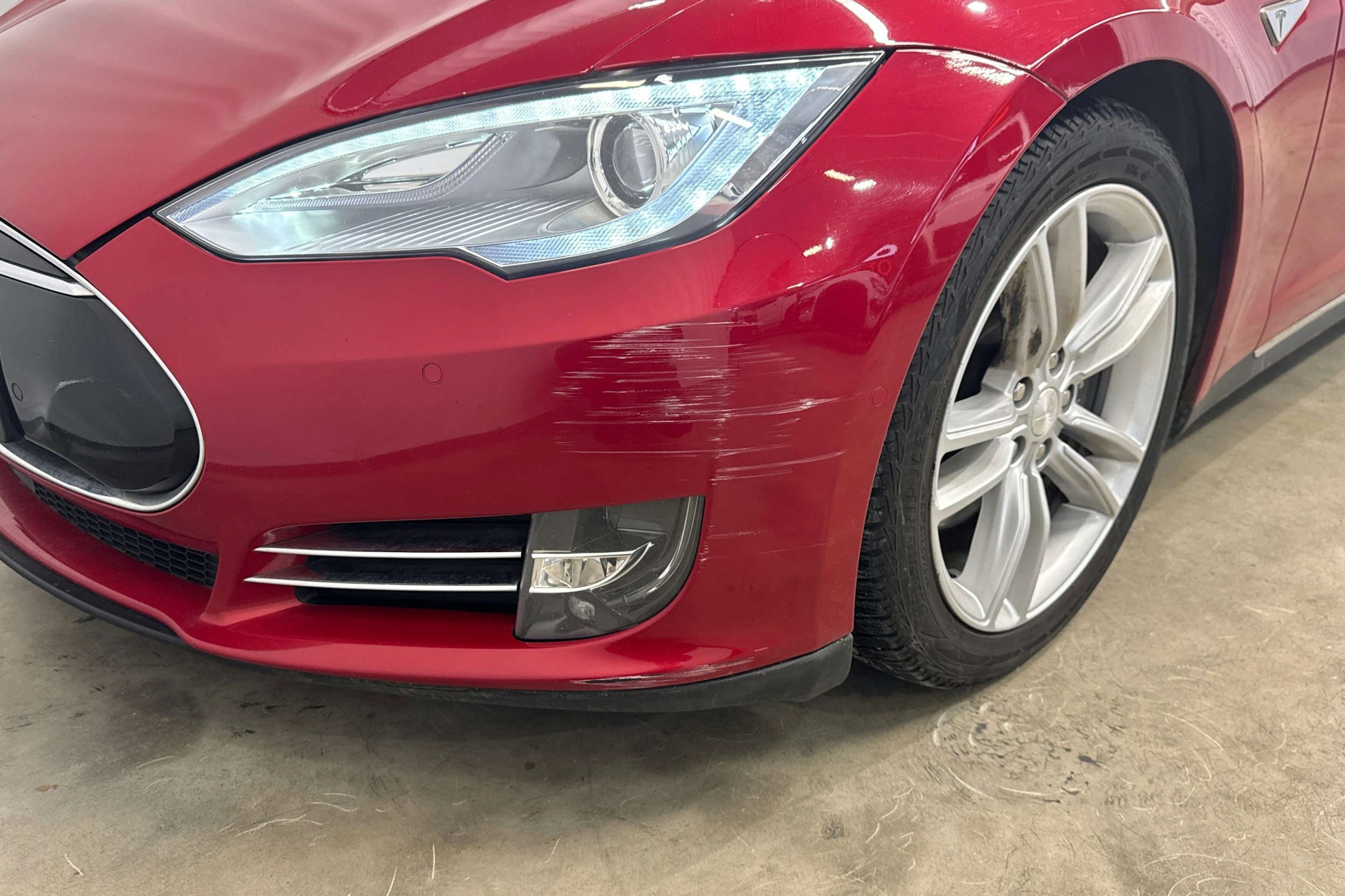 punainen Tesla Model S 2016 kuva 22.