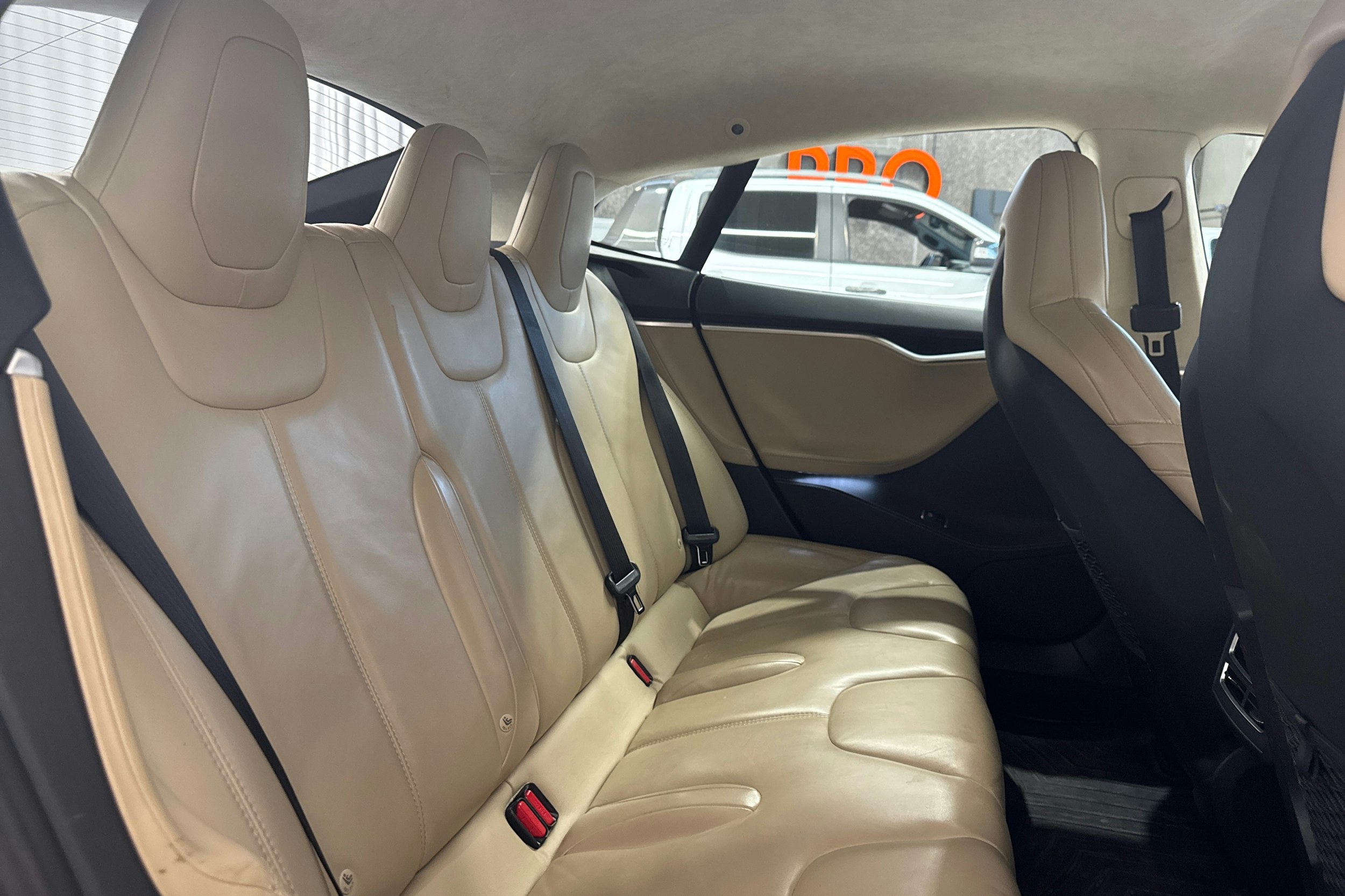 punainen Tesla Model S 2016 kuva 27.