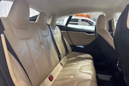 punainen Tesla Model S 2016 kuva 27.