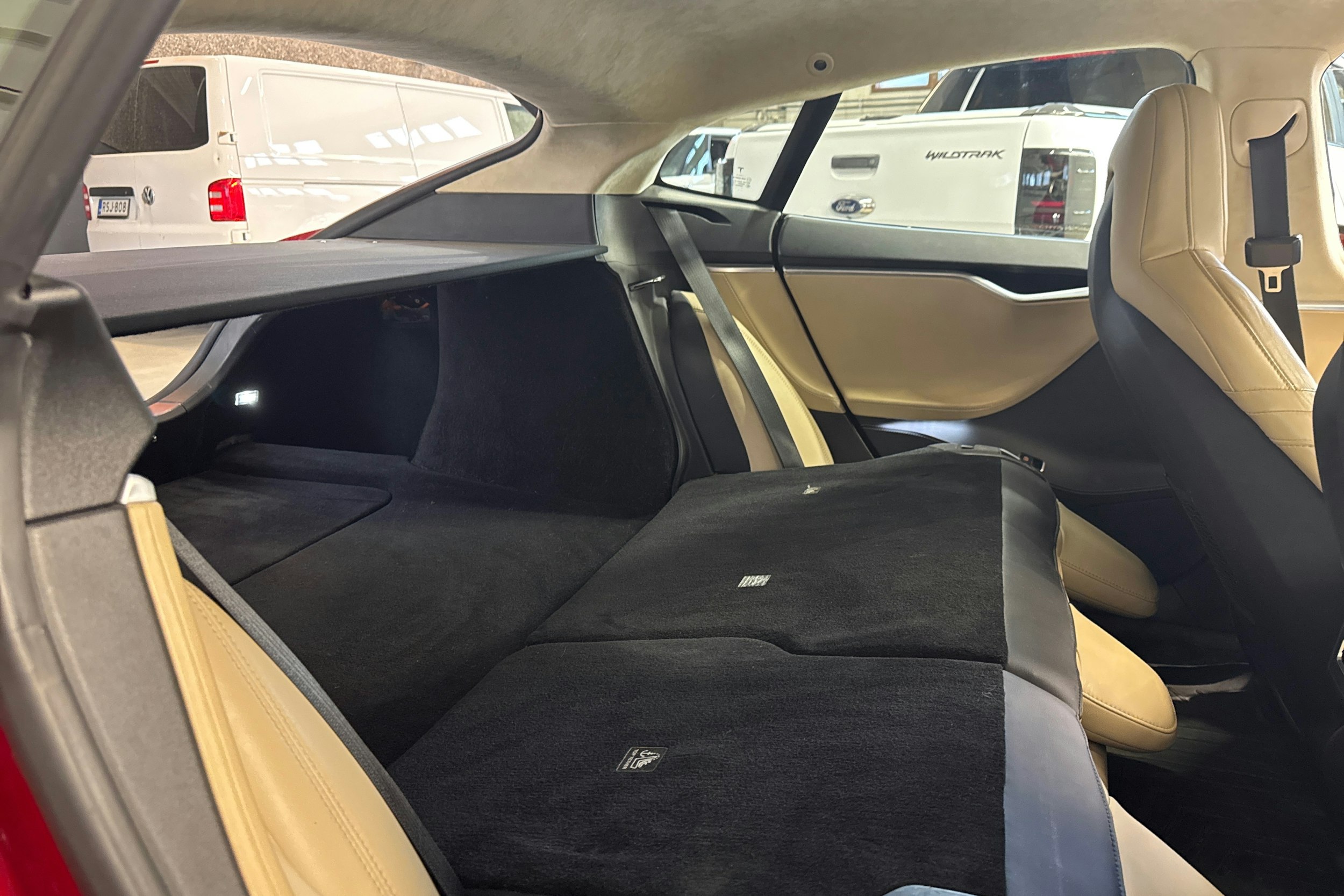 punainen Tesla Model S 2016 kuva 34.