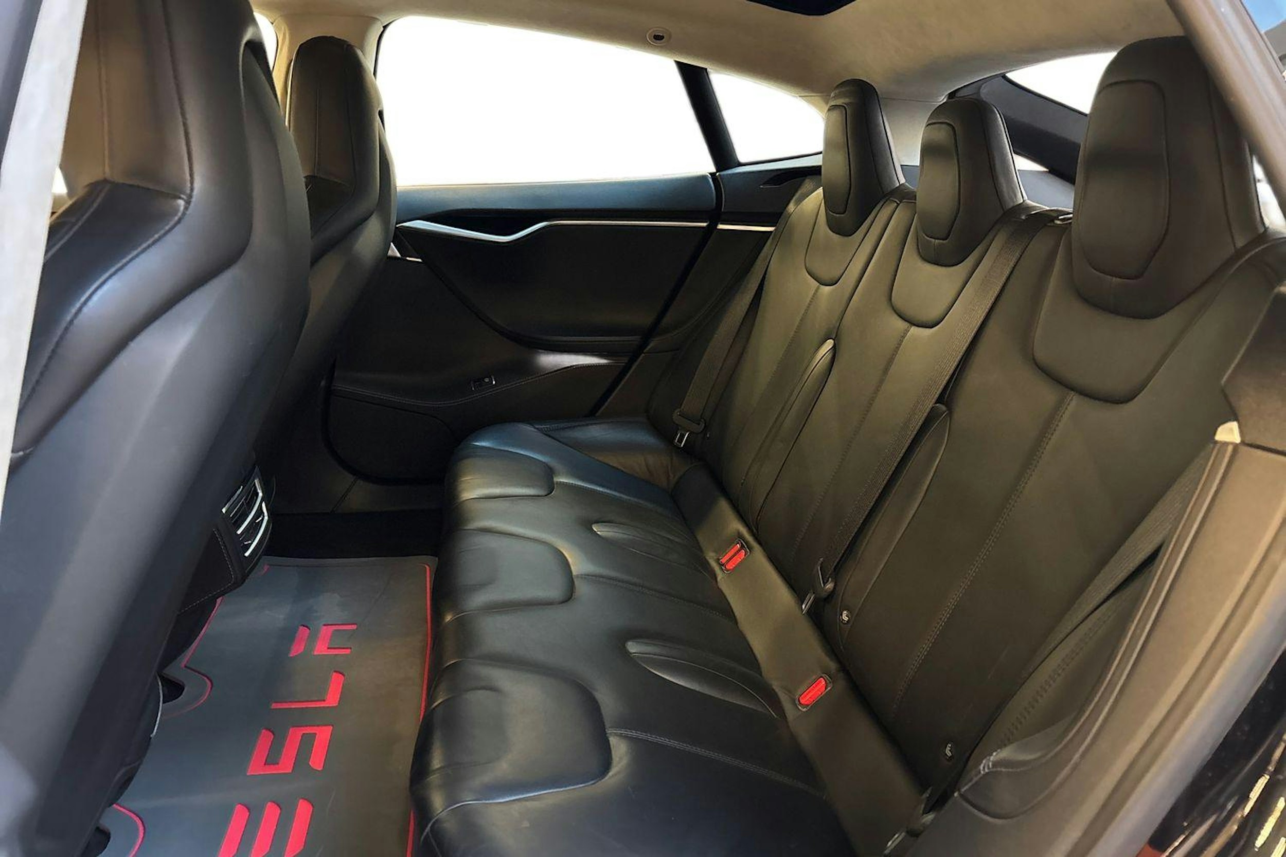 musta Tesla Model S 2016 kuva 10.