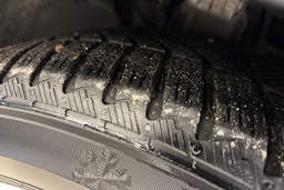 musta Tesla Model S 2016 kuva 13.