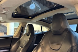 musta Tesla Model S 2016 kuva 15.