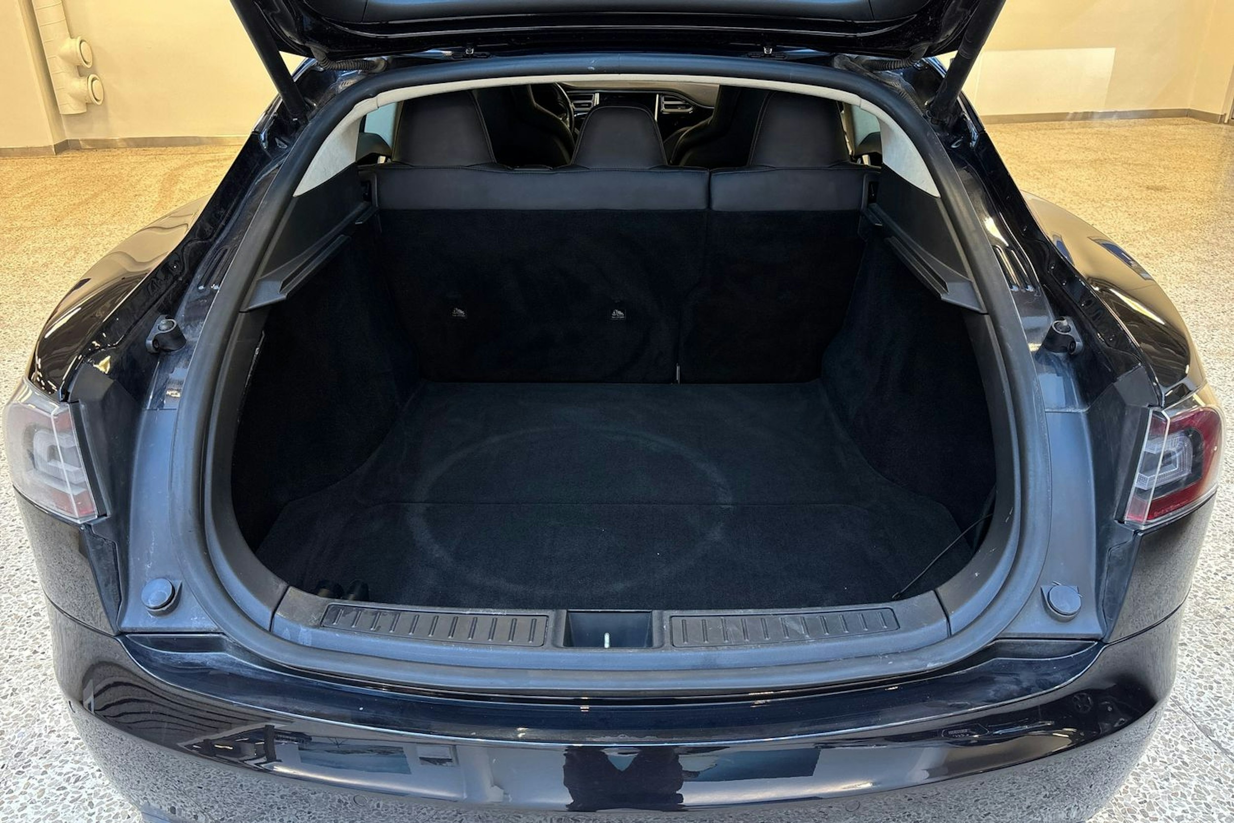 musta Tesla Model S 2016 kuva 16.