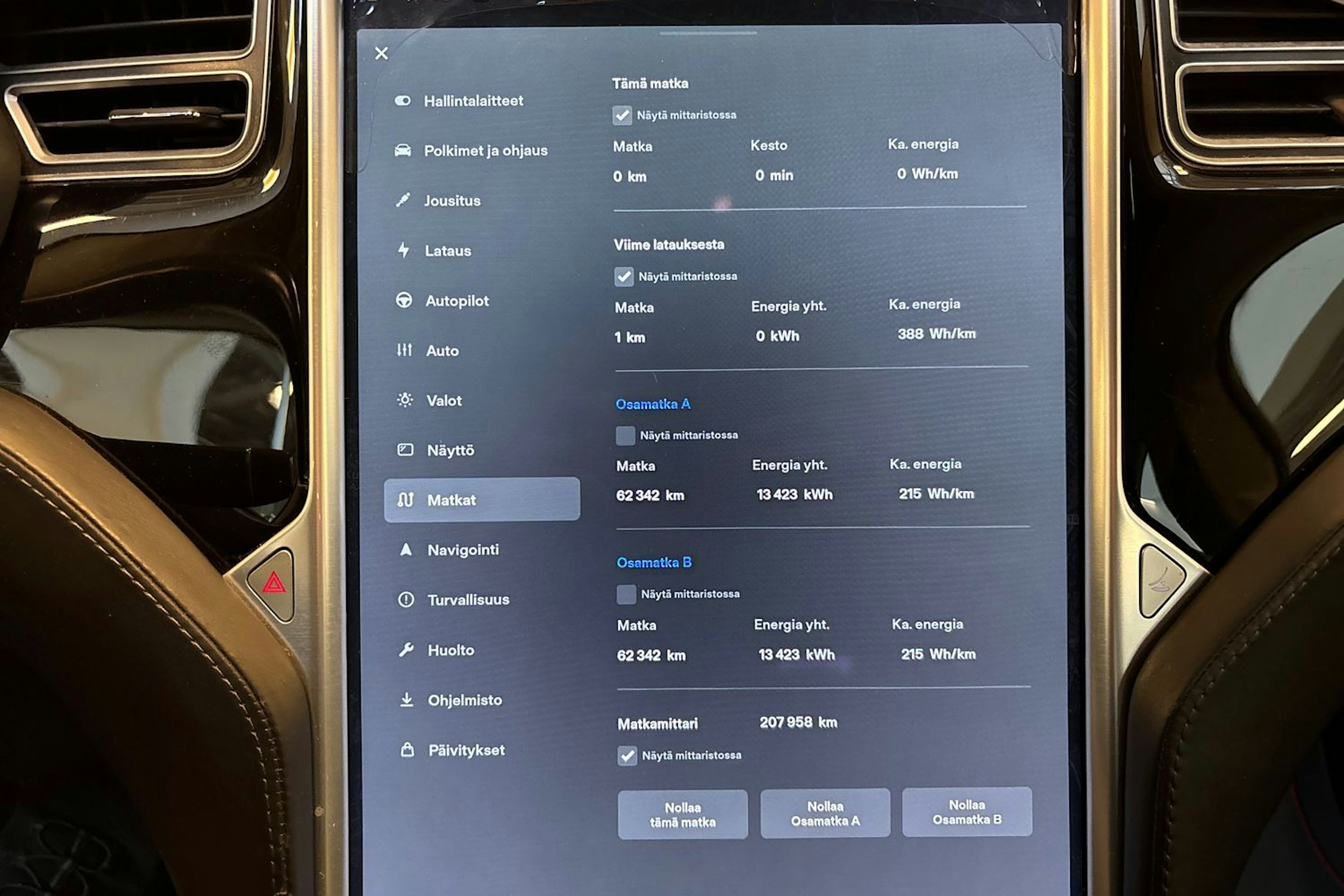 musta Tesla Model S 2016 kuva 23.