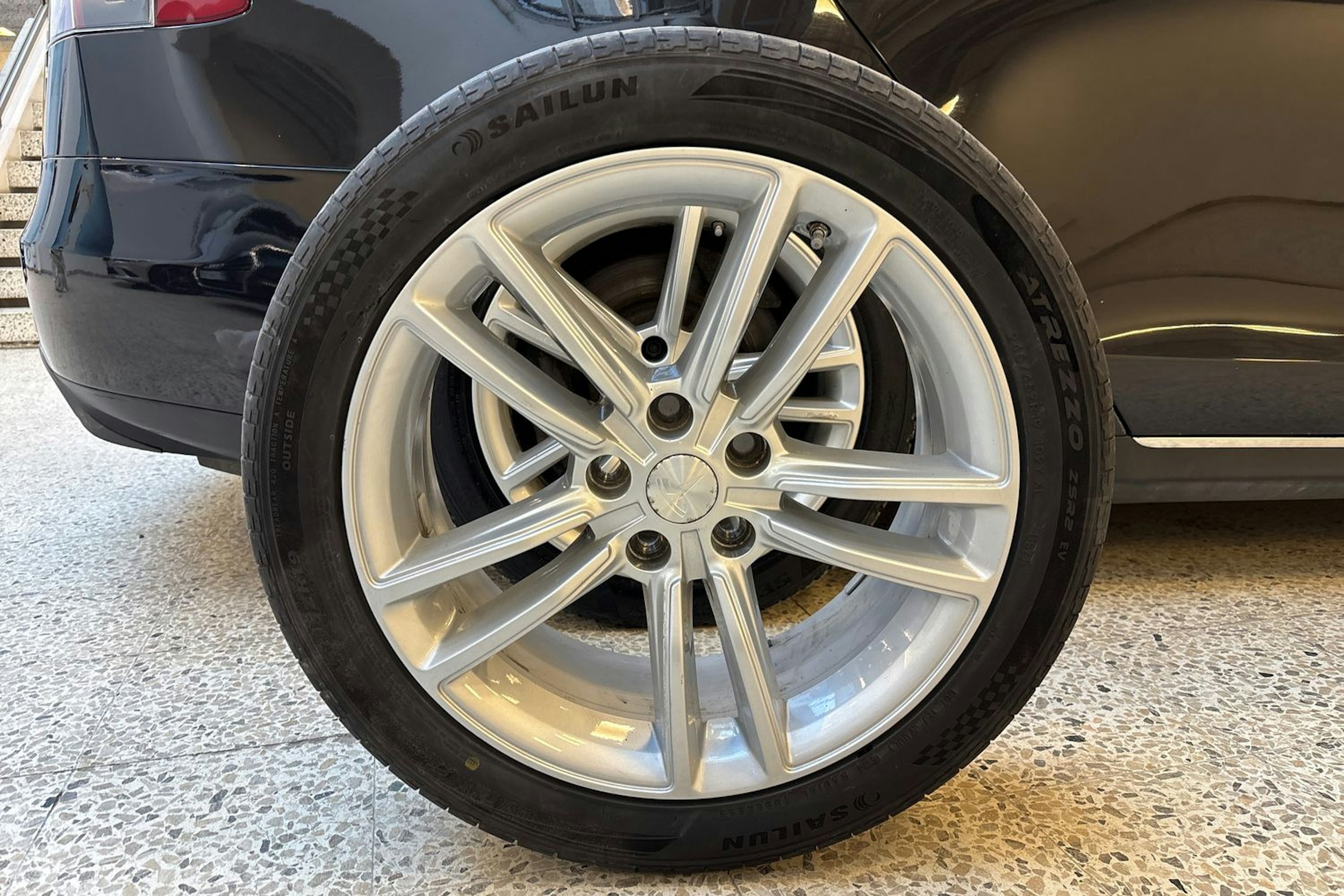 musta Tesla Model S 2016 kuva 24.