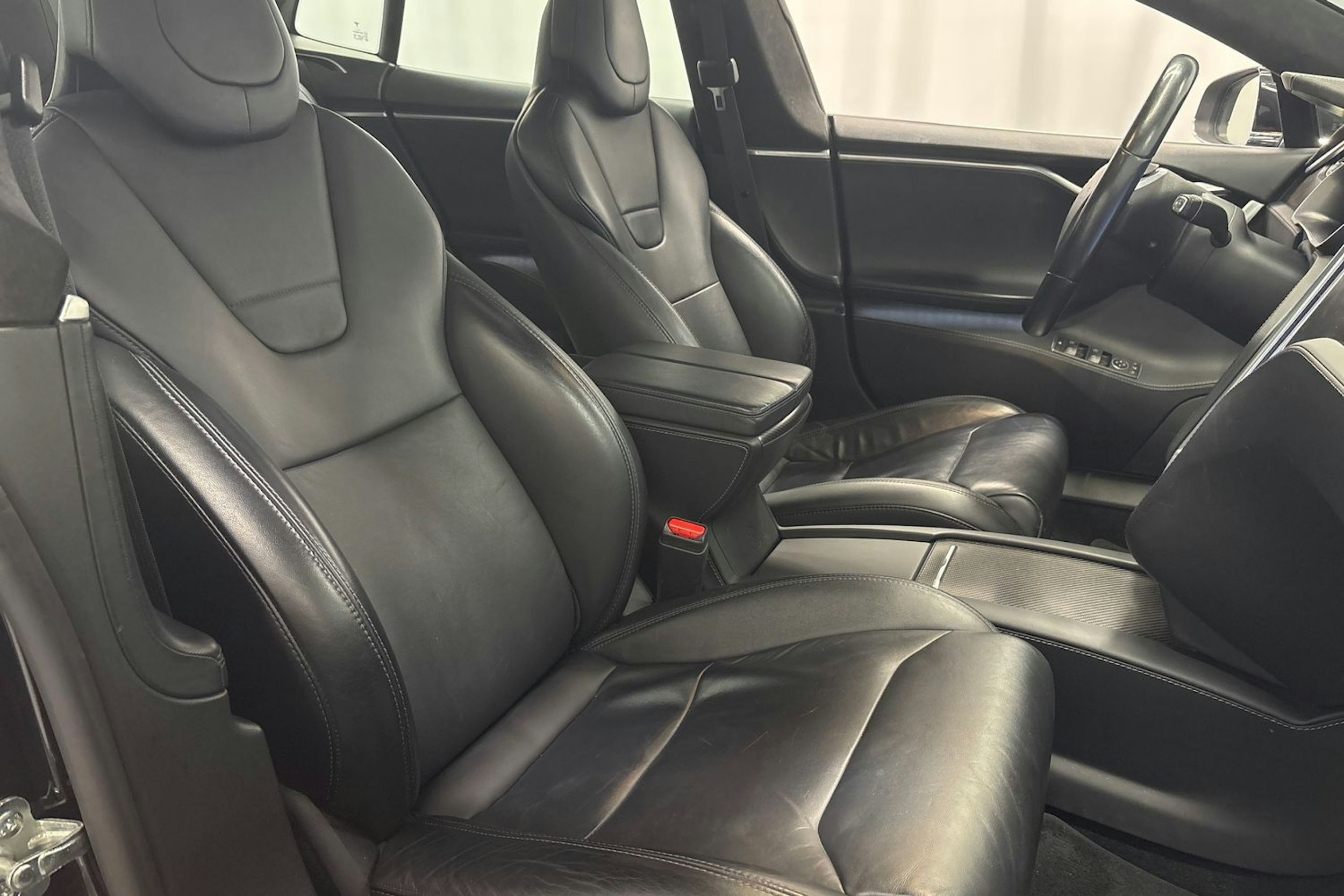 musta Tesla Model S 2017 kuva 14.