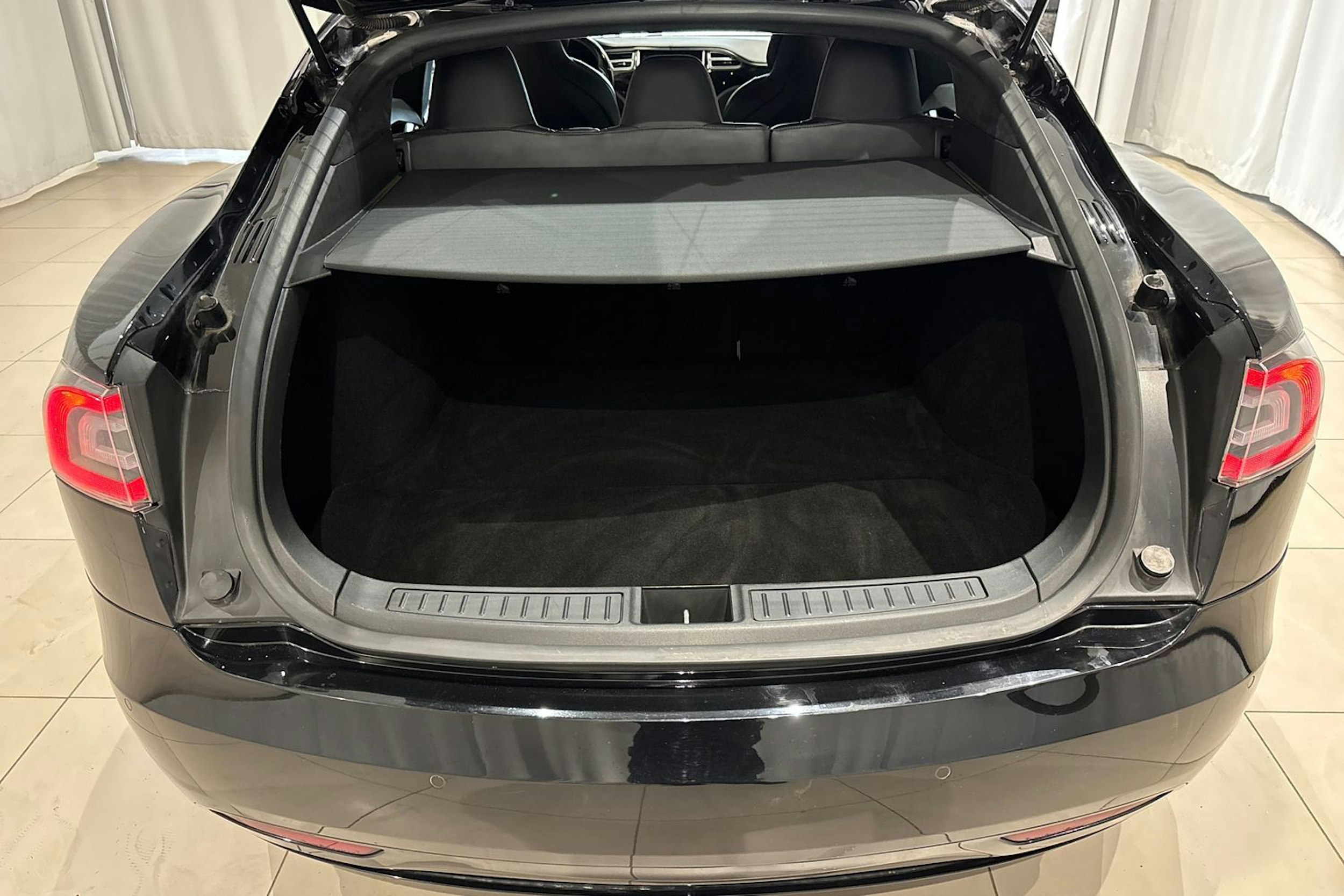 musta Tesla Model S 2017 kuva 12.