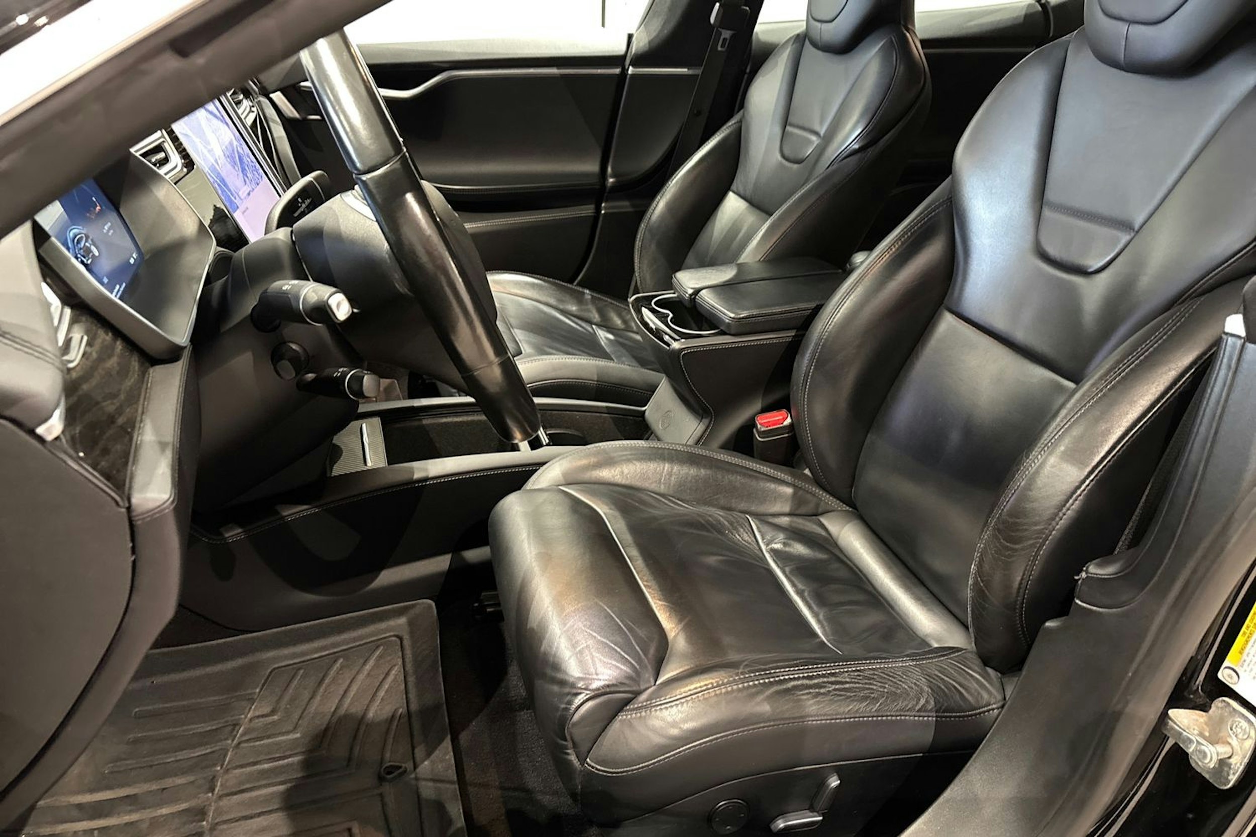 musta Tesla Model S 2017 kuva 13.