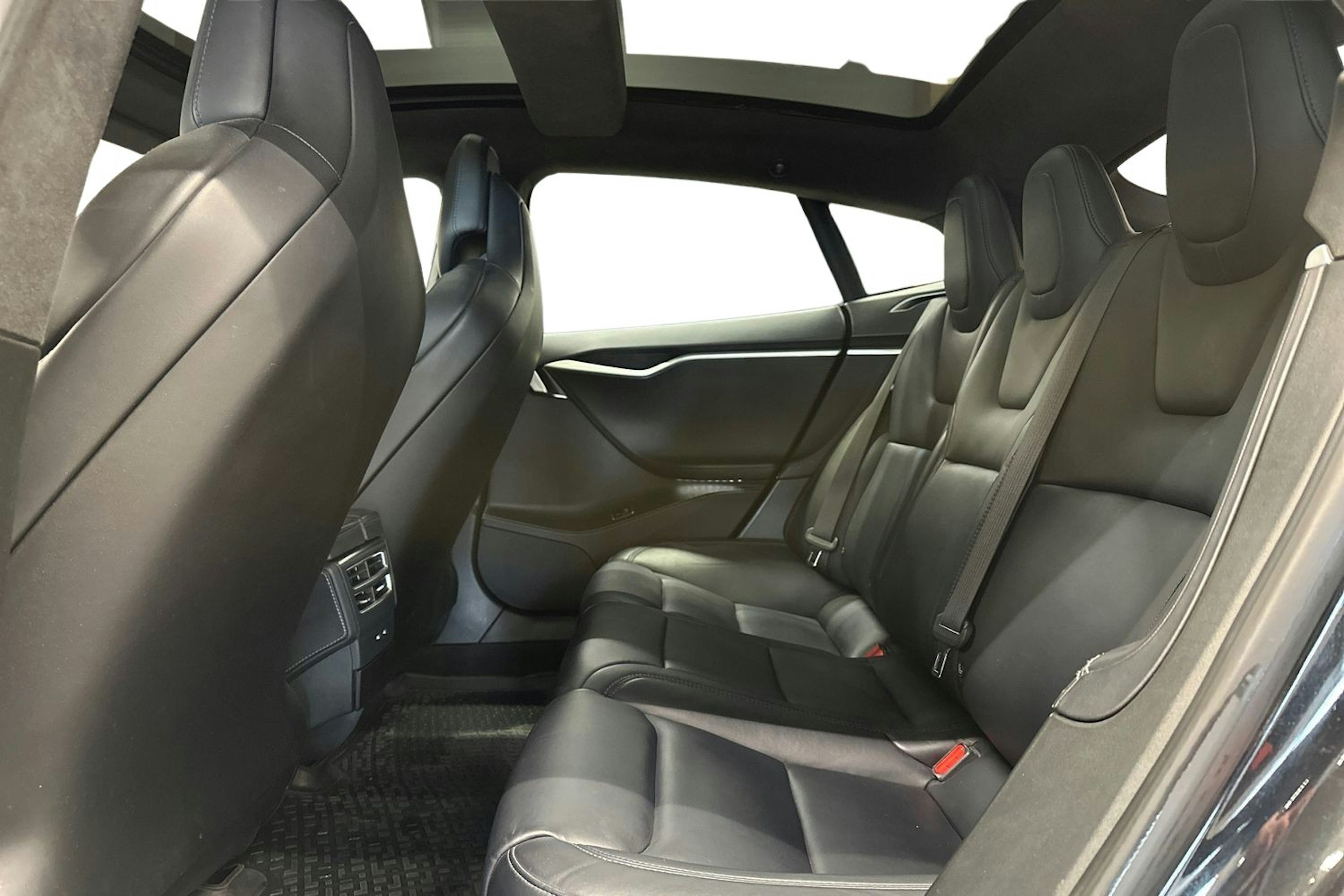 musta Tesla Model S 2017 kuva 10.