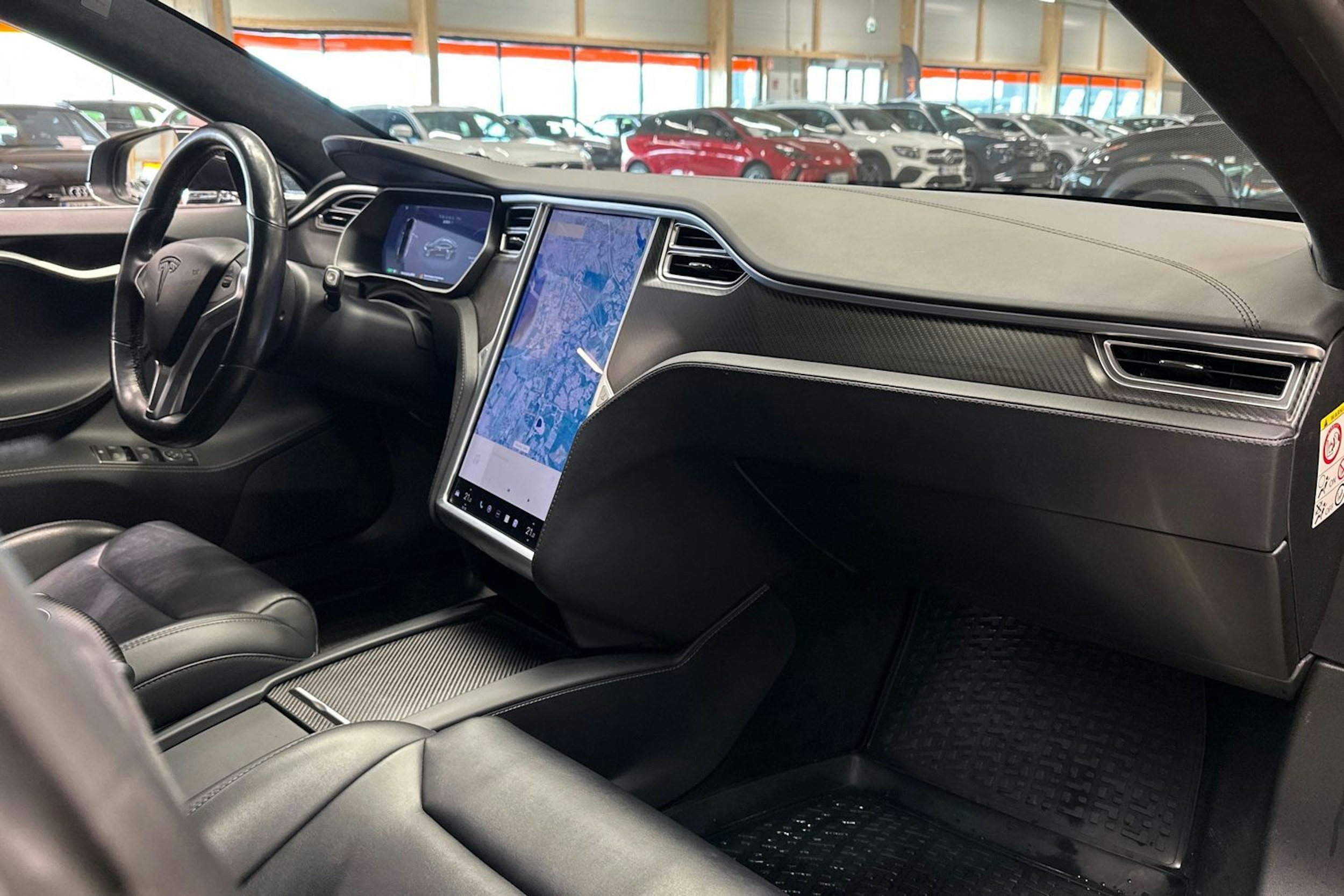 musta Tesla Model S 2017 kuva 12.