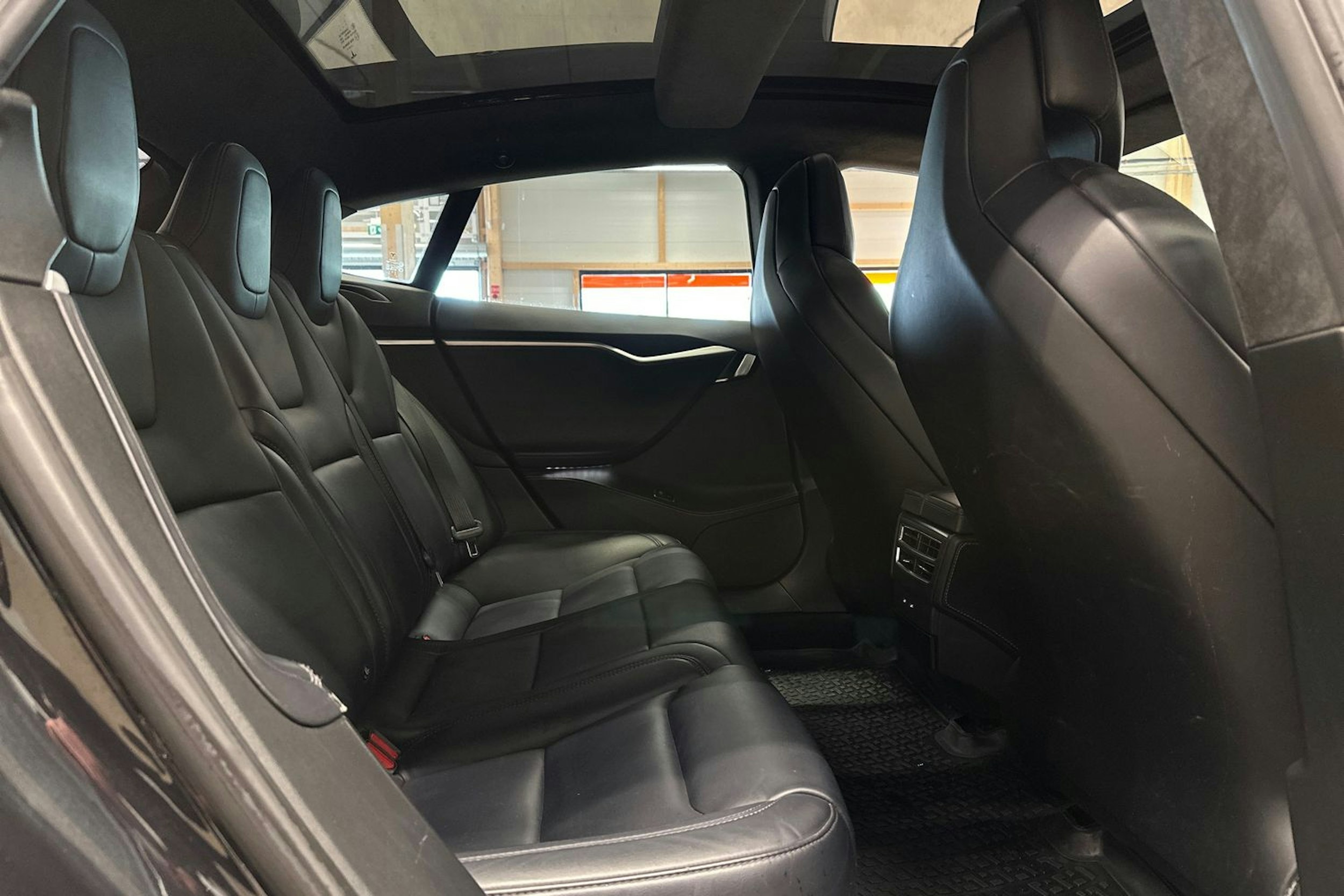 musta Tesla Model S 2017 kuva 15.