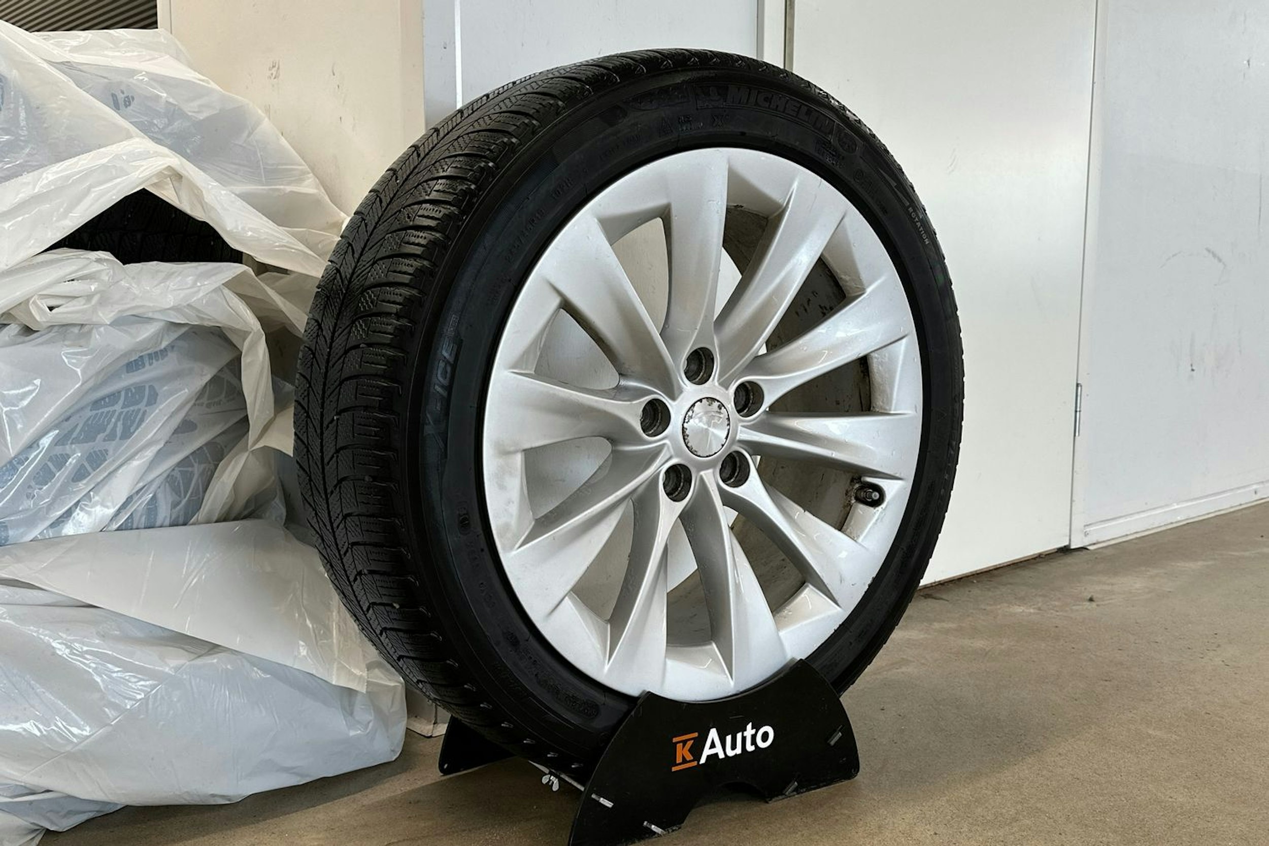 musta Tesla Model S 2017 kuva 19.