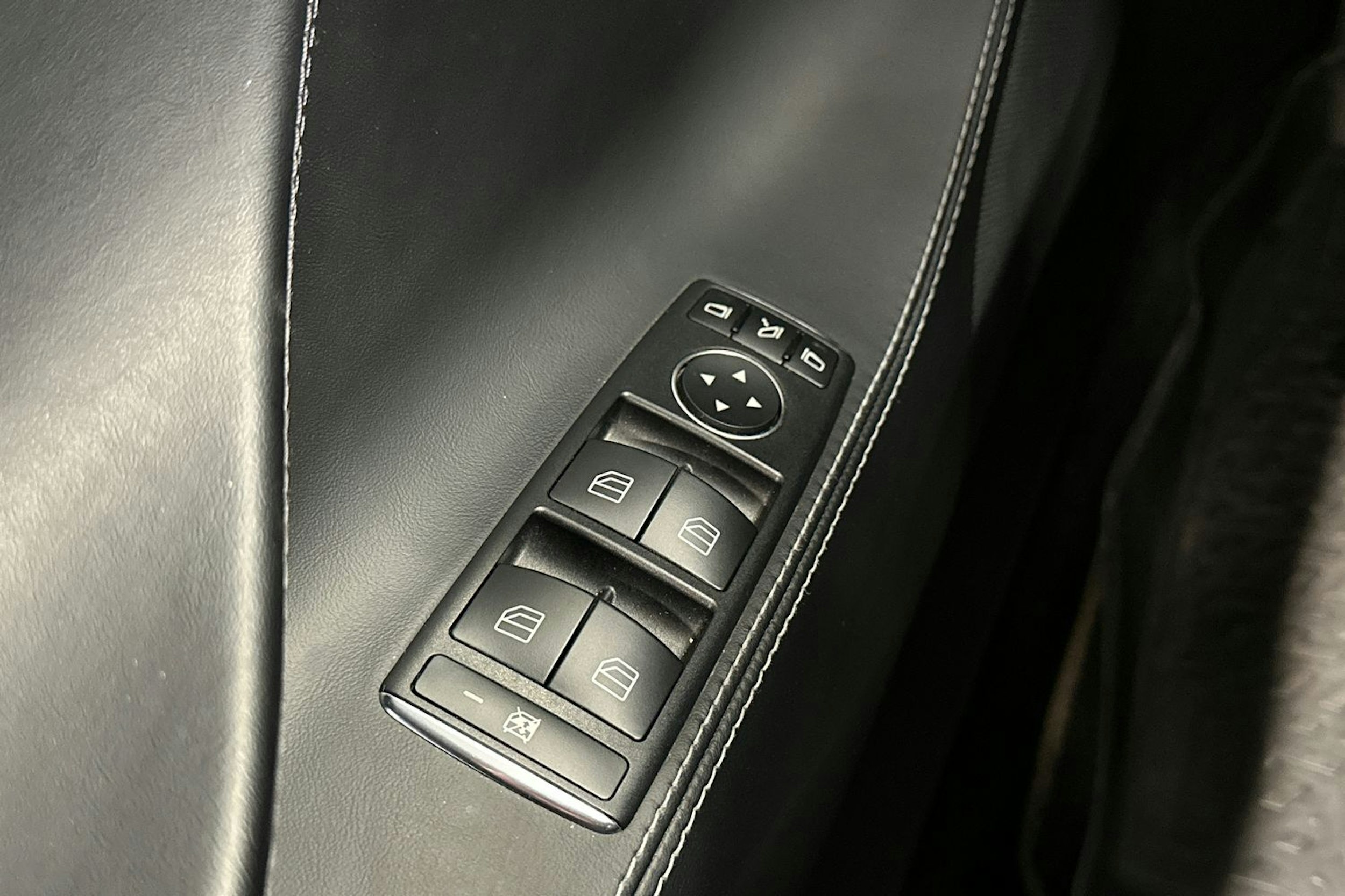 musta Tesla Model S 2017 kuva 29.