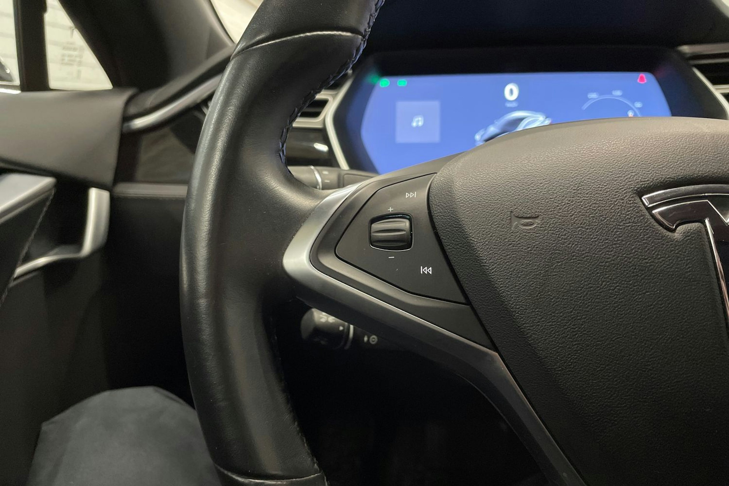 musta Tesla Model S 2018 kuva 21.