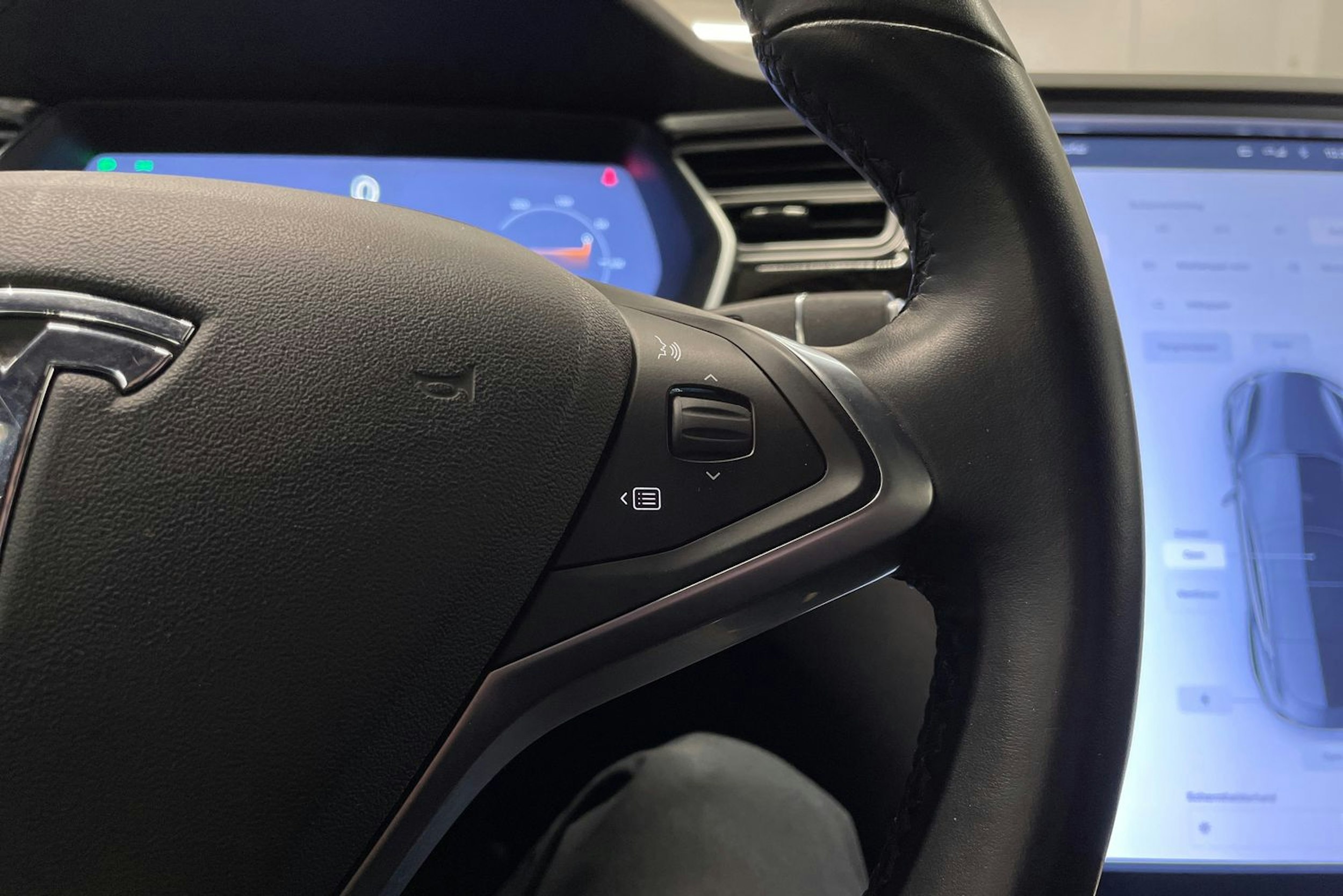 musta Tesla Model S 2018 kuva 22.