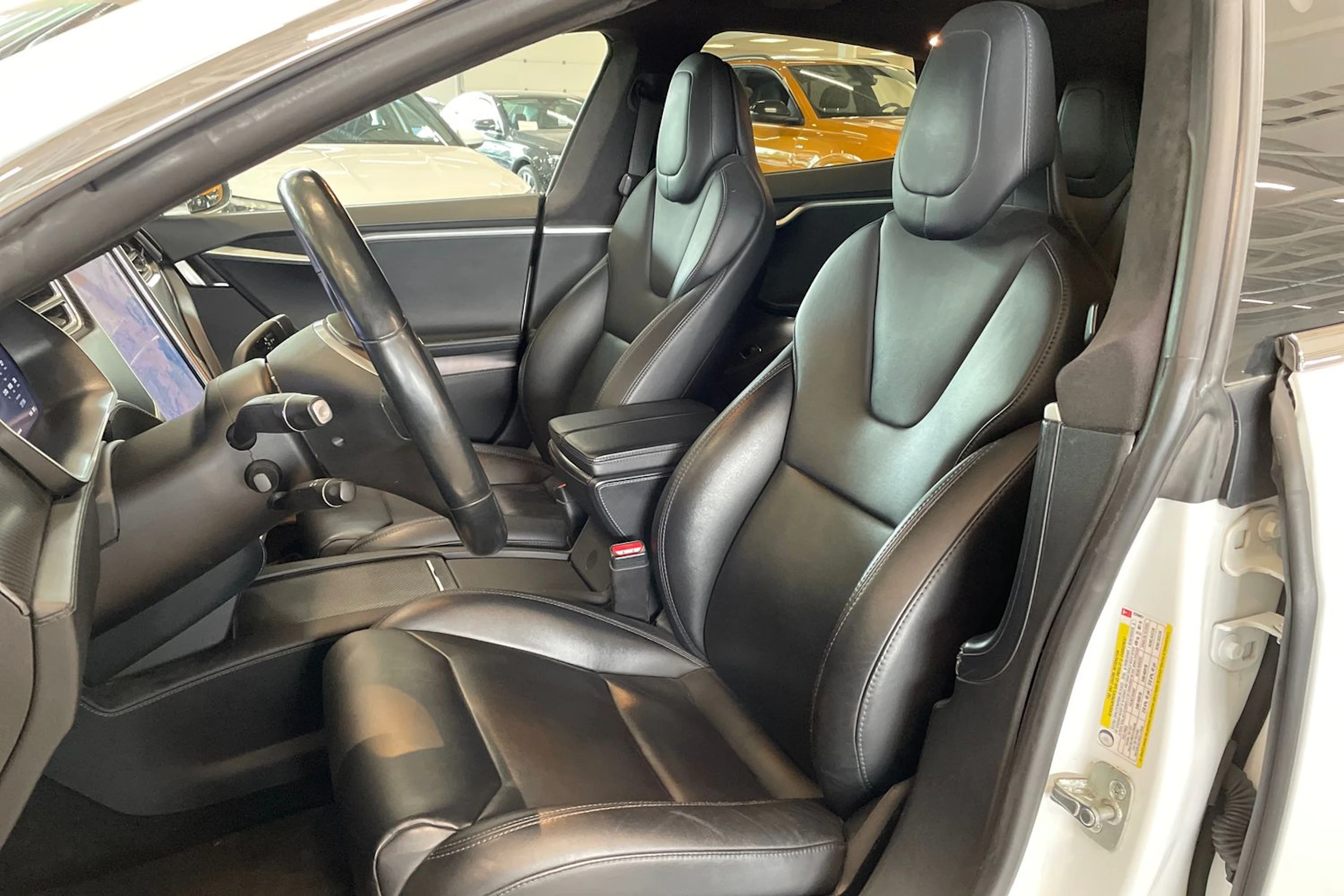 Valkoinen Tesla Model S 2018 kuva 15.