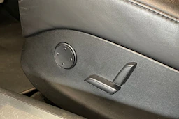 Valkoinen Tesla Model S 2018 kuva 16.