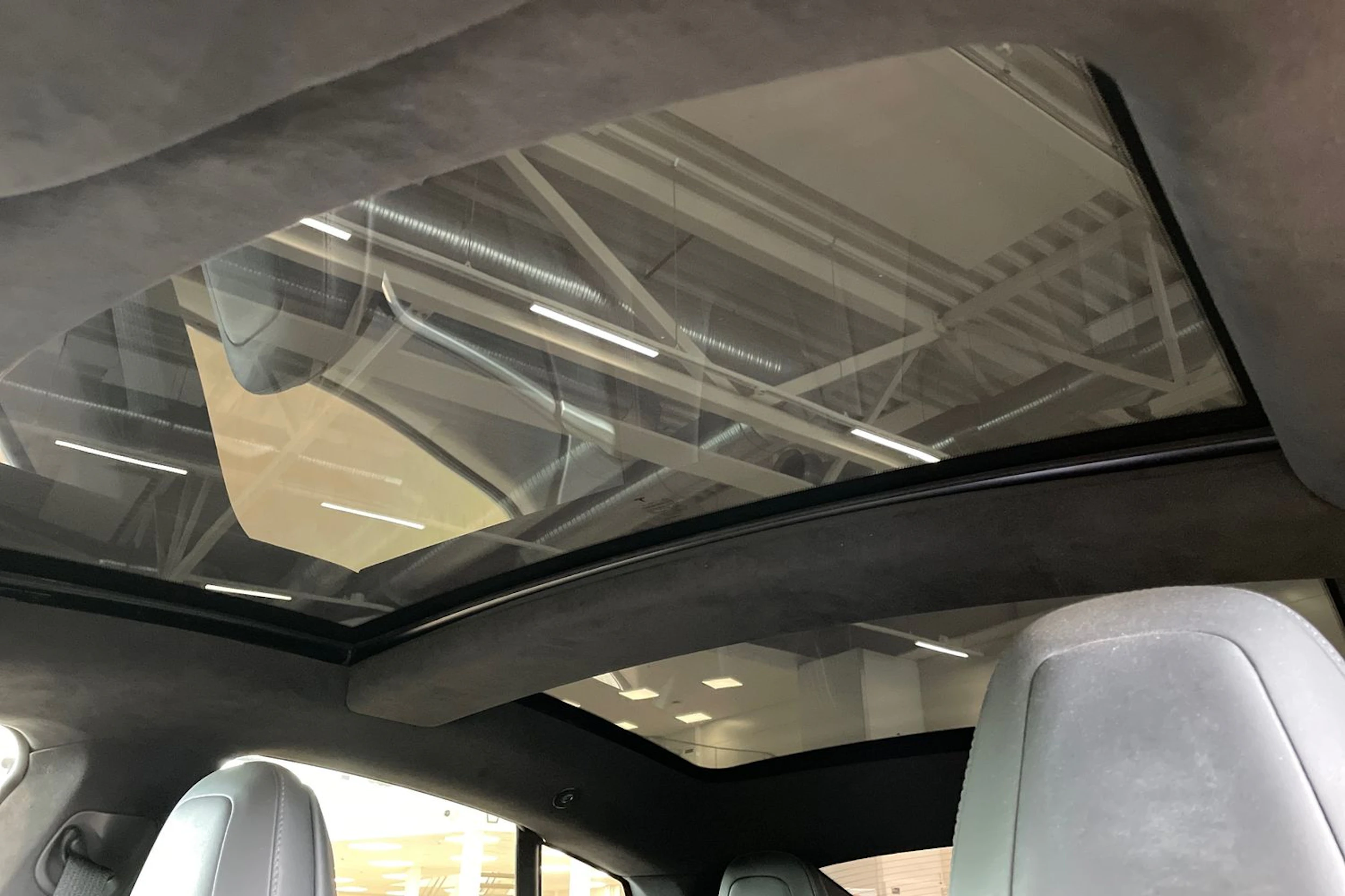 Valkoinen Tesla Model S 2018 kuva 17.