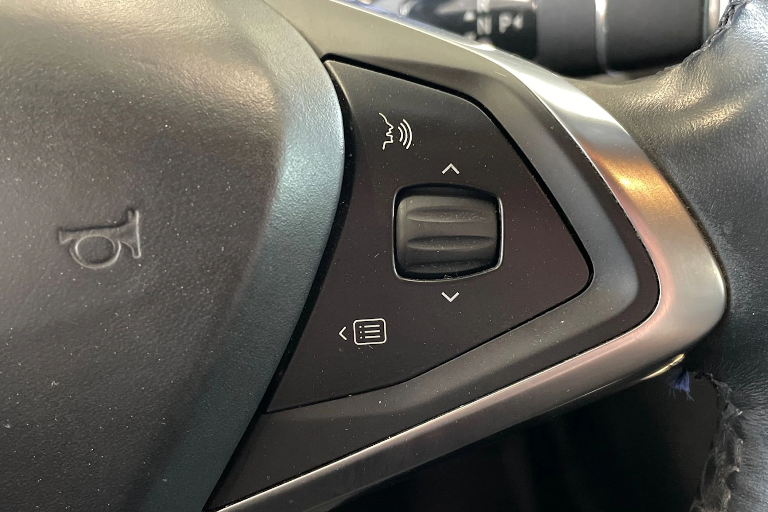 Valkoinen Tesla Model S 2018 kuva 21.