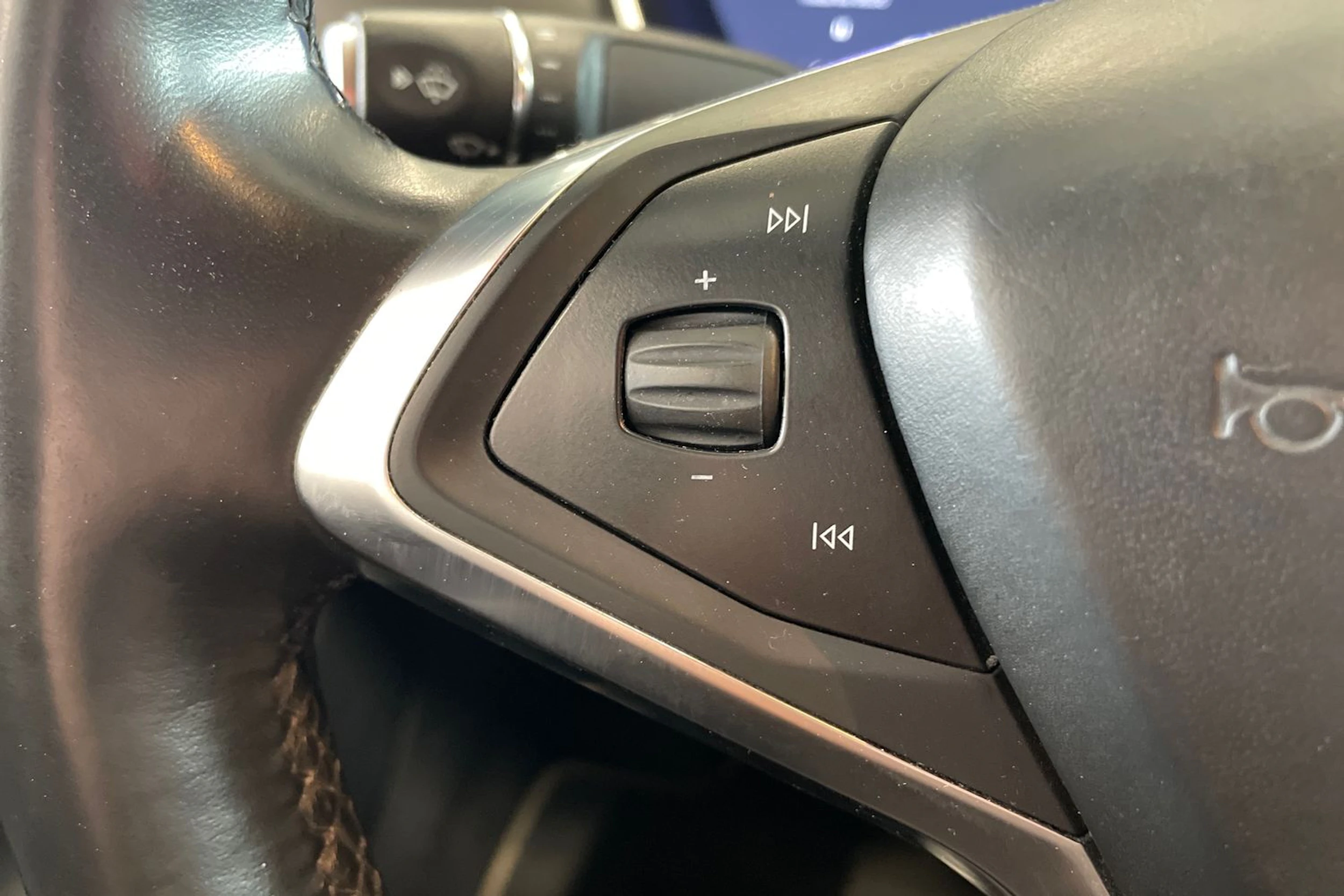 Valkoinen Tesla Model S 2018 kuva 22.