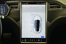 Valkoinen Tesla Model S 2018 kuva 24.