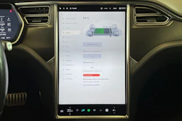 Valkoinen Tesla Model S 2018 kuva 26.