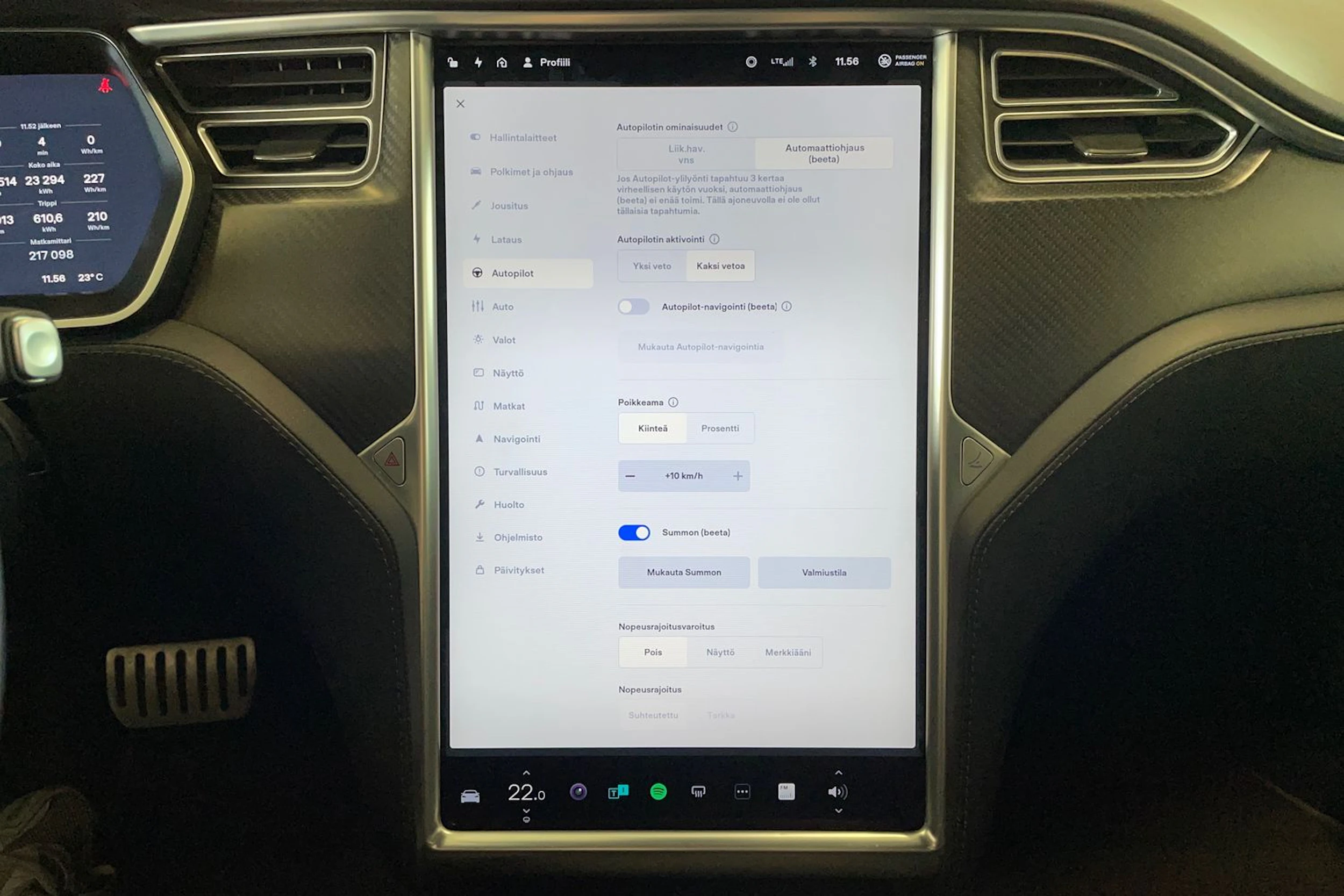 Valkoinen Tesla Model S 2018 kuva 27.