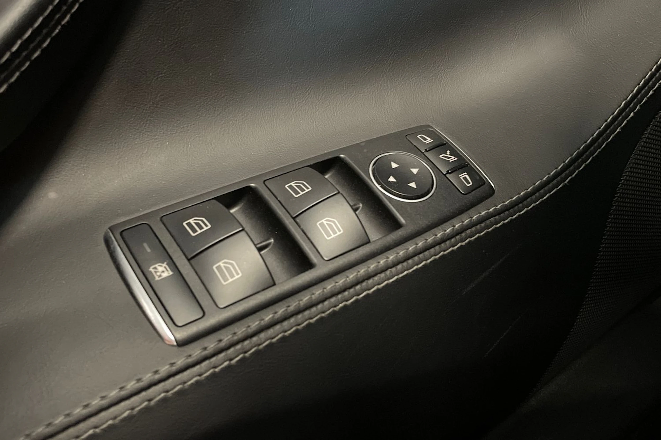 Valkoinen Tesla Model S 2018 kuva 34.