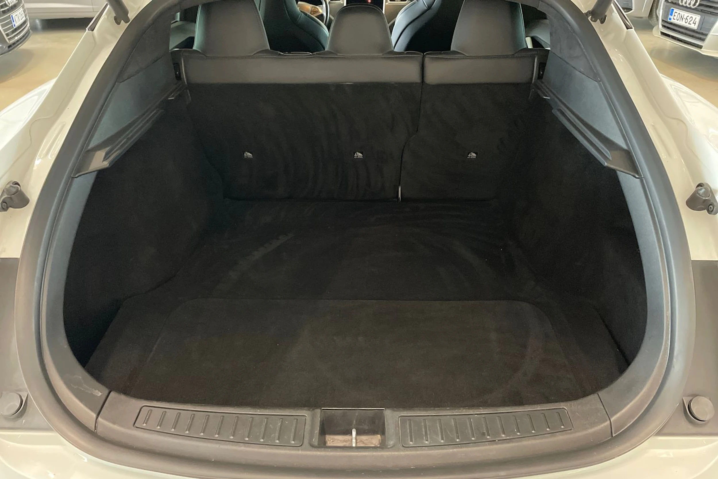 Valkoinen Tesla Model S 2018 kuva 35.