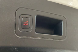 Valkoinen Tesla Model S 2018 kuva 36.