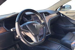 Musta Tesla Model S 2018 kuva 3.