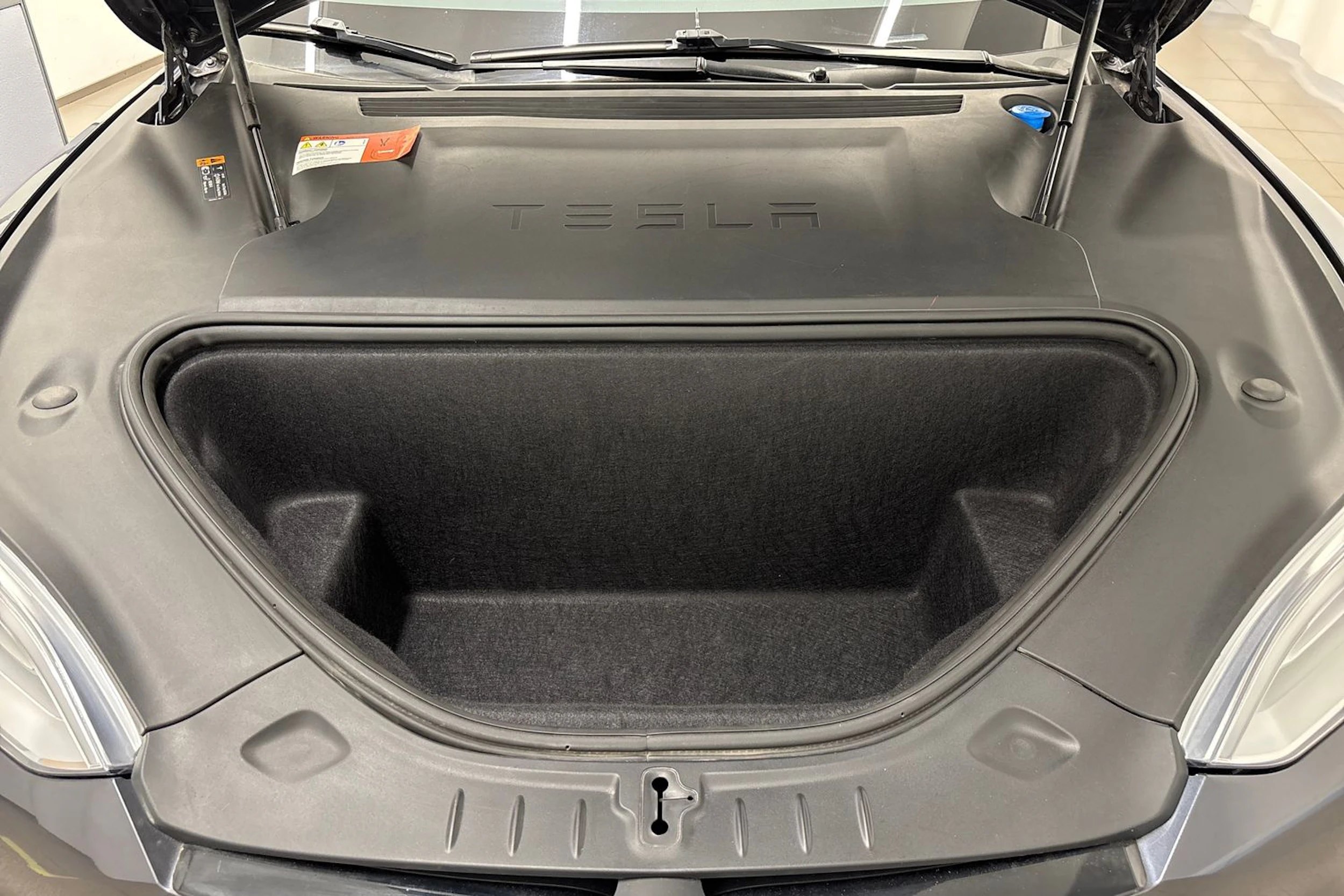 harmaa Tesla Model S 2018 kuva 30.