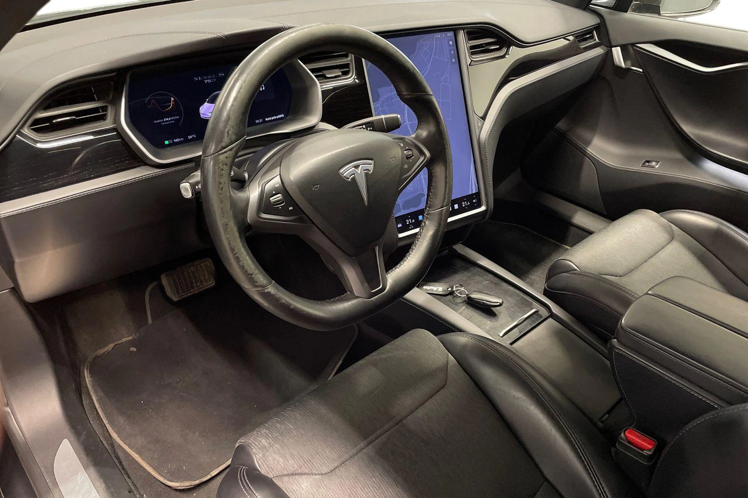 Ruskea (beige) Tesla Model S 2018 kuva 6.
