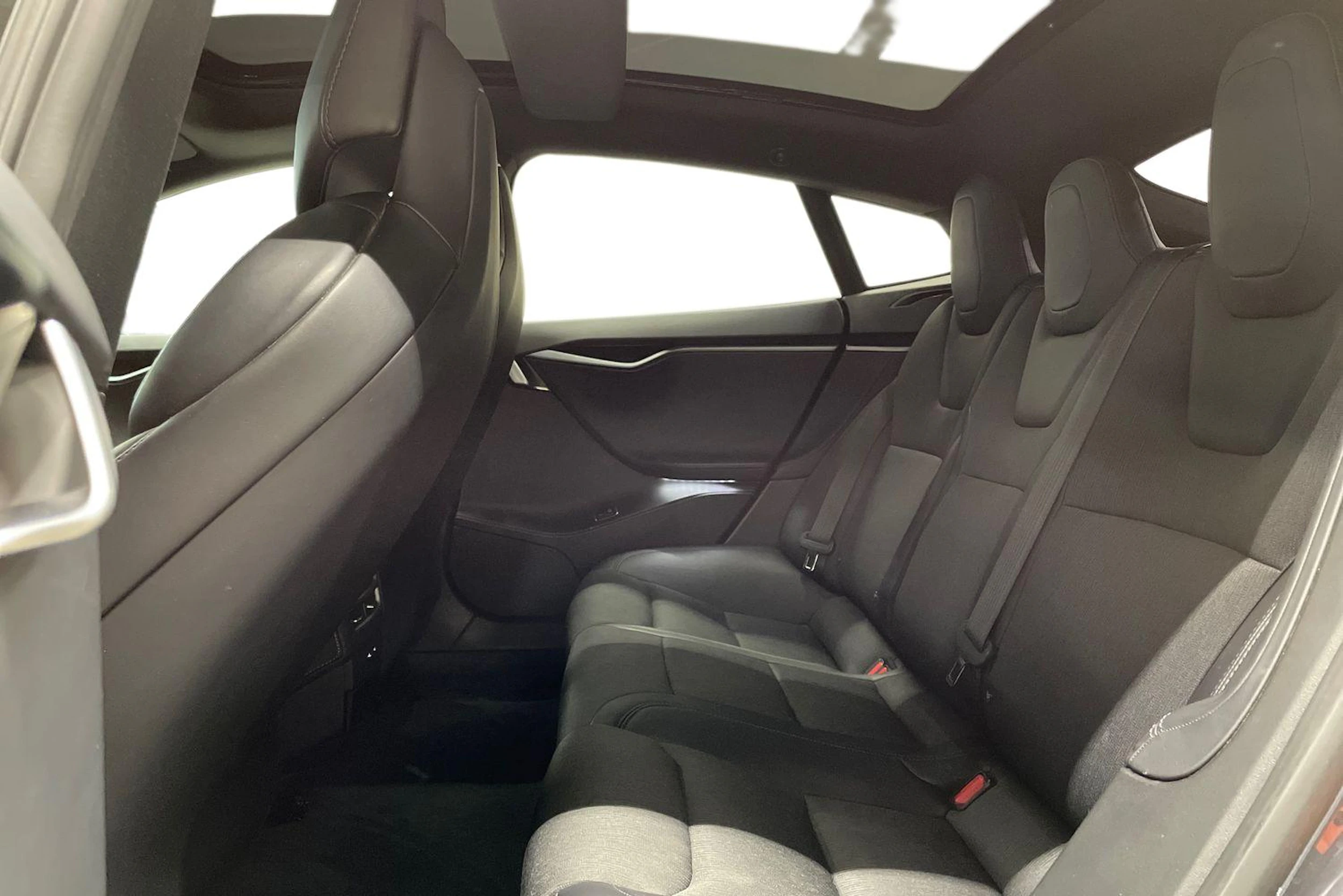 Ruskea (beige) Tesla Model S 2018 kuva 8.