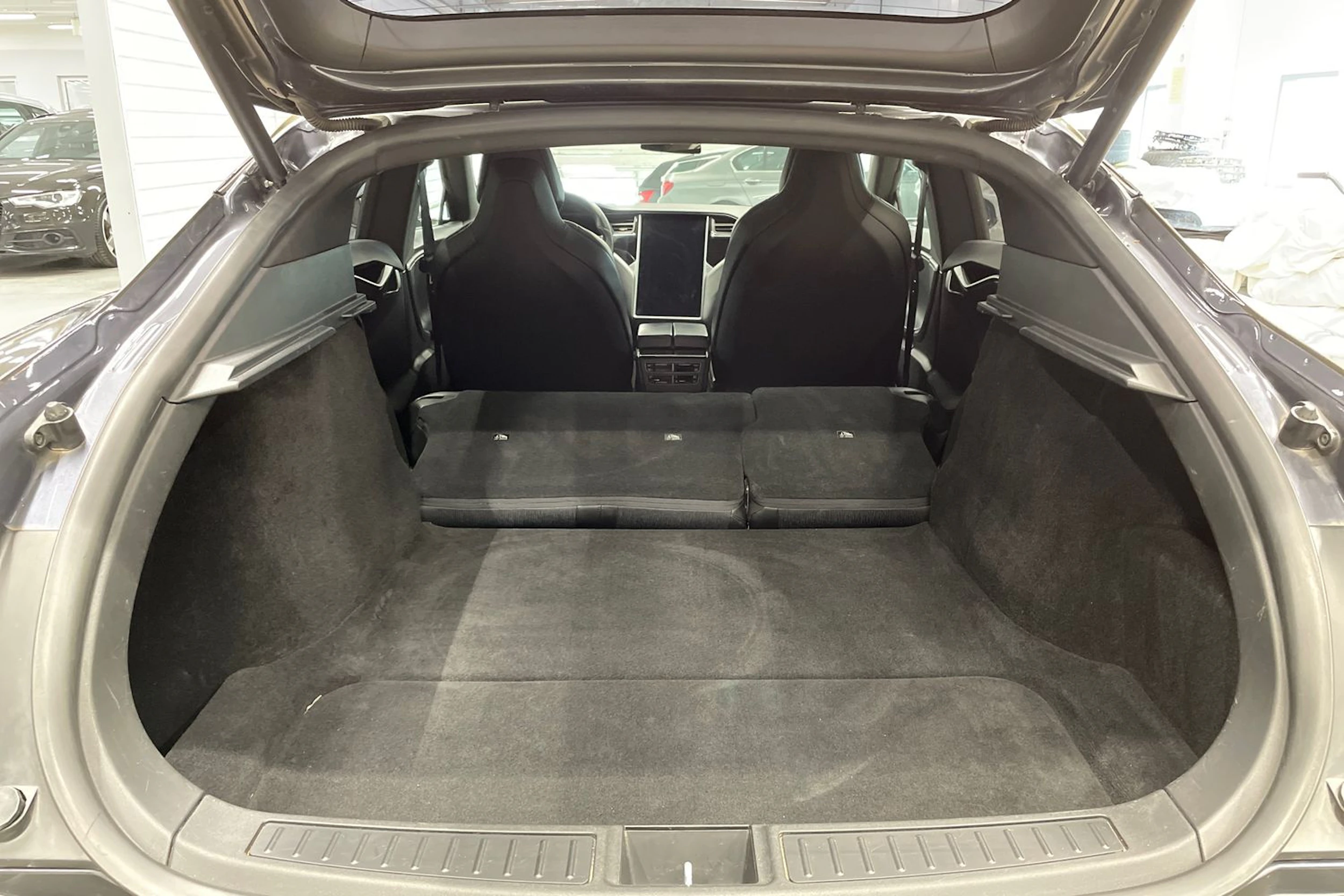 Ruskea (beige) Tesla Model S 2018 kuva 12.